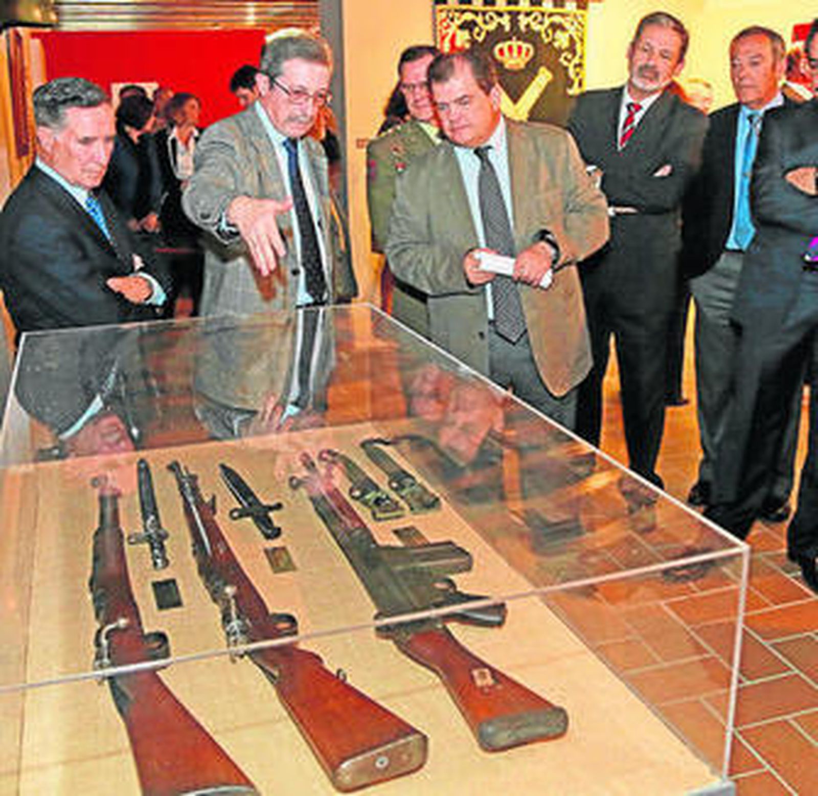 Miguel García Díaz da explicaciones de las armas a Antonio Castillo.