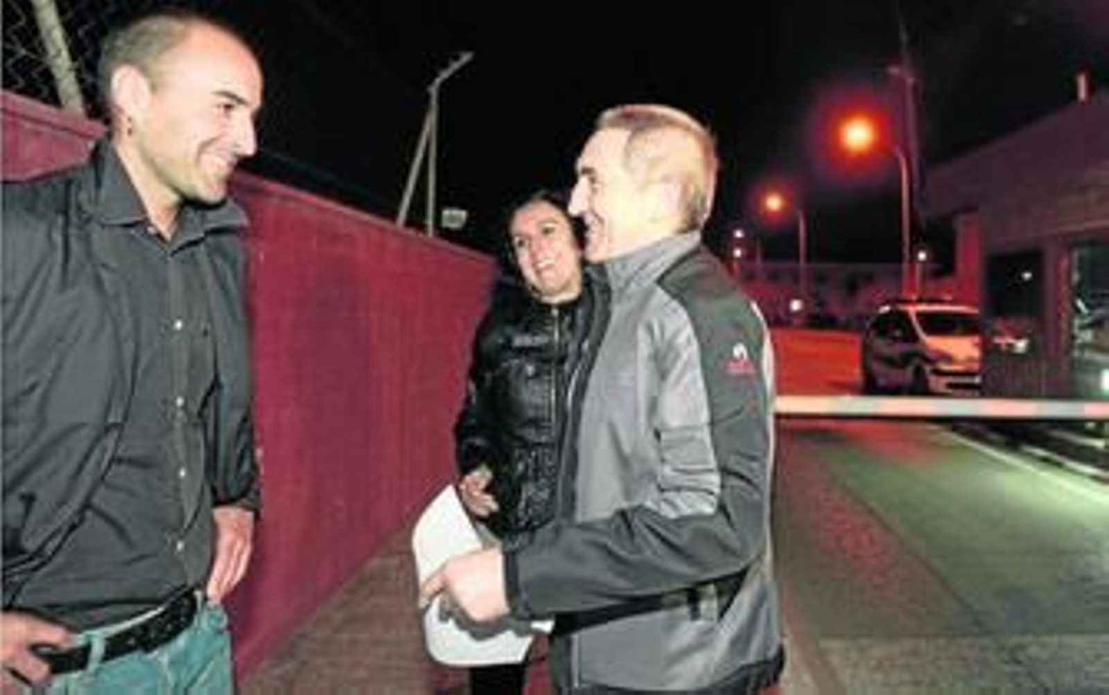 'Mamarru', recibido ayer noche por sus dos abogados. Arriba, una imagen del etarra en 1984, cuando fue detenido en Biarritz.