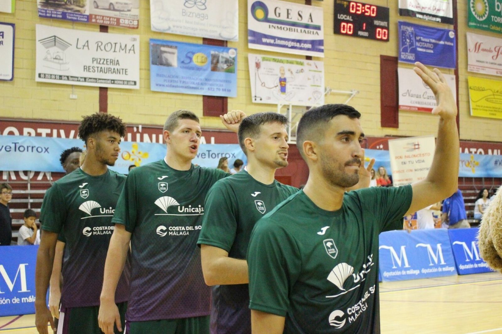 Ismael Tamba, primero por la izquierda, junto a sus compañeros del Unicaja en un partido de pretemporada.