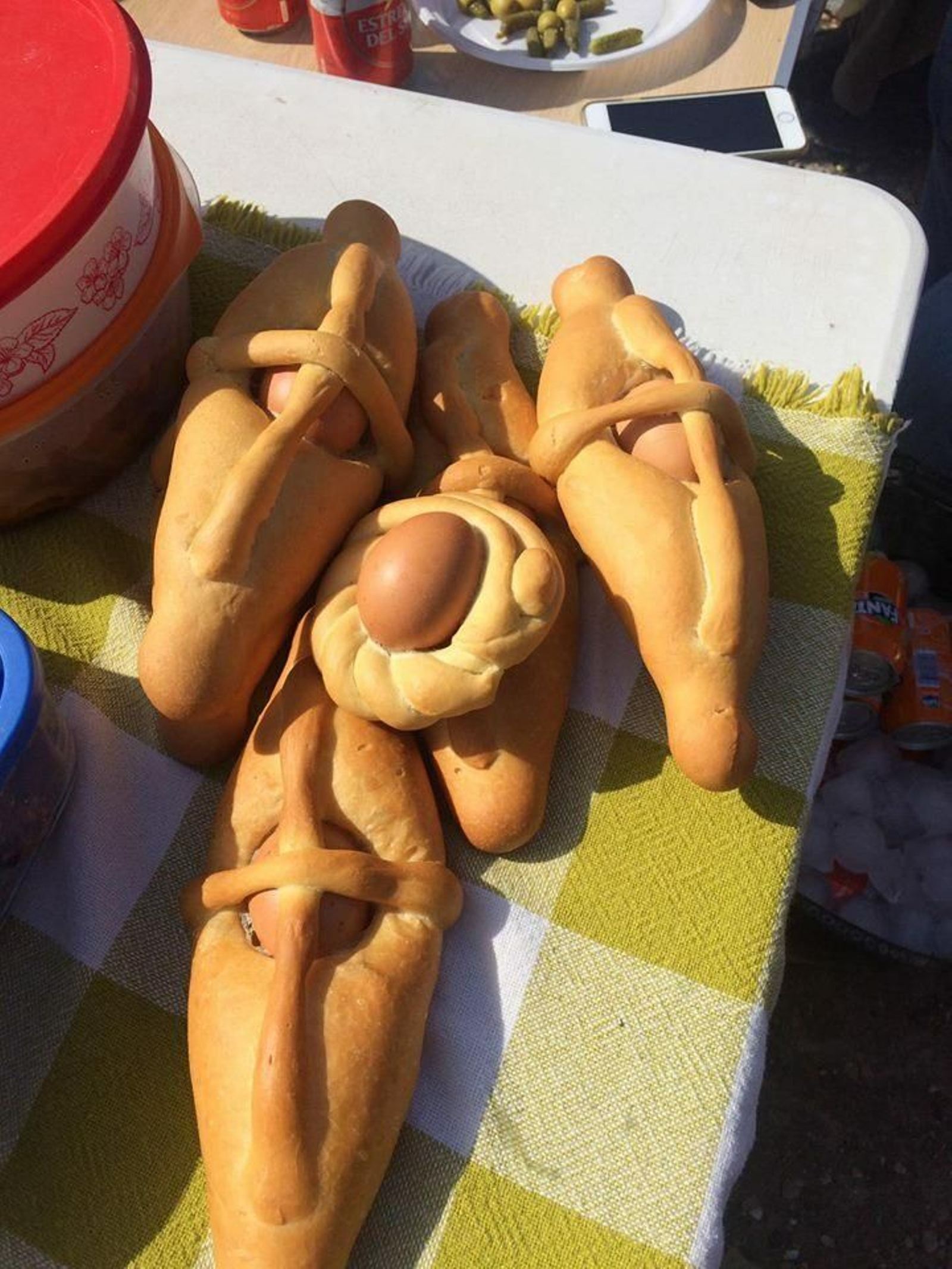 Los típicos hornazos, bollos de pan con huevo duro, no faltaron en el menú.