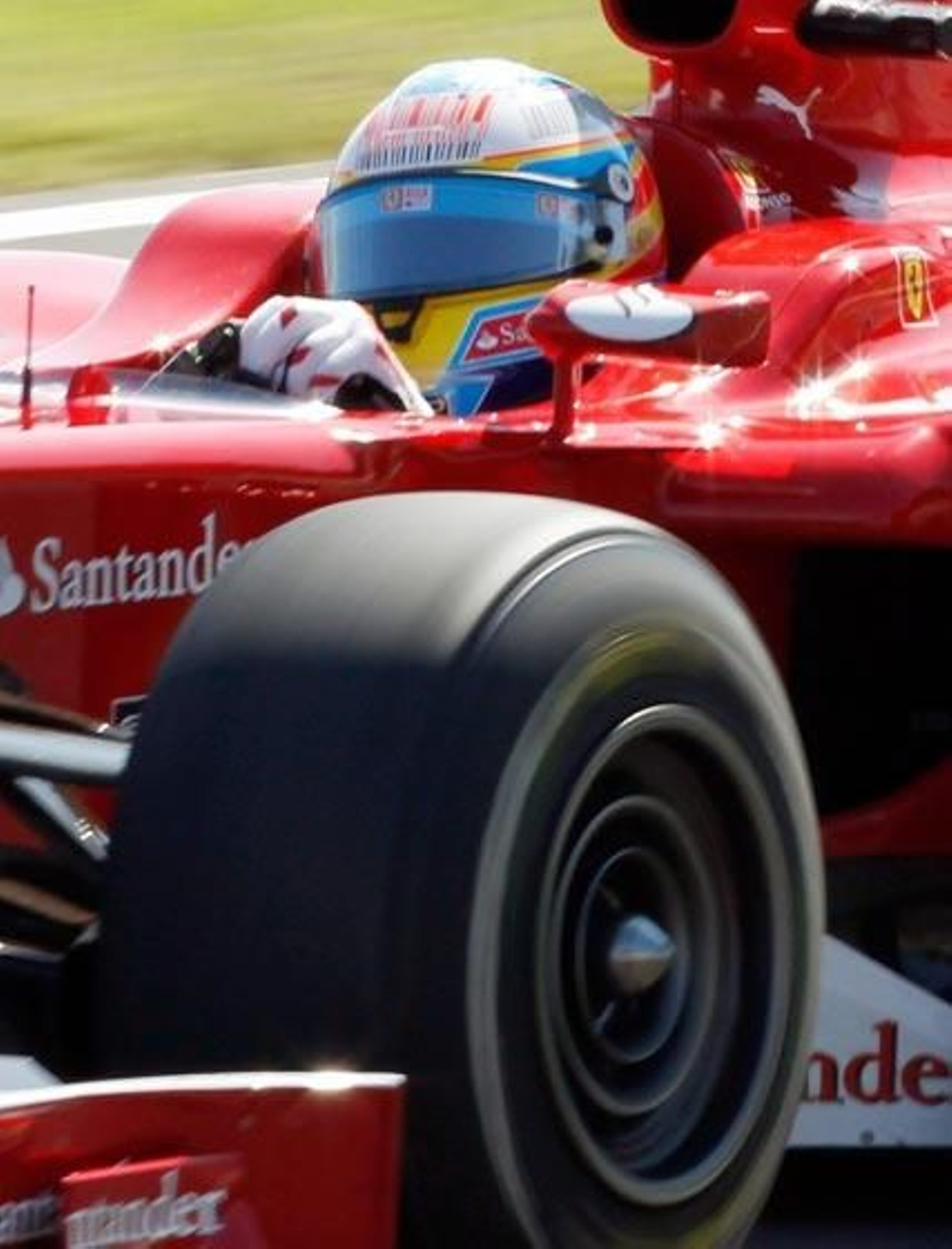 Fernando Alonso logra superar el peor circuito que le quedaba para Ferrari F10 con un tercer puesto detrás de los Red Bull del alemán Sebastian Vettel y del australiano Mark Webber

Foto: efe