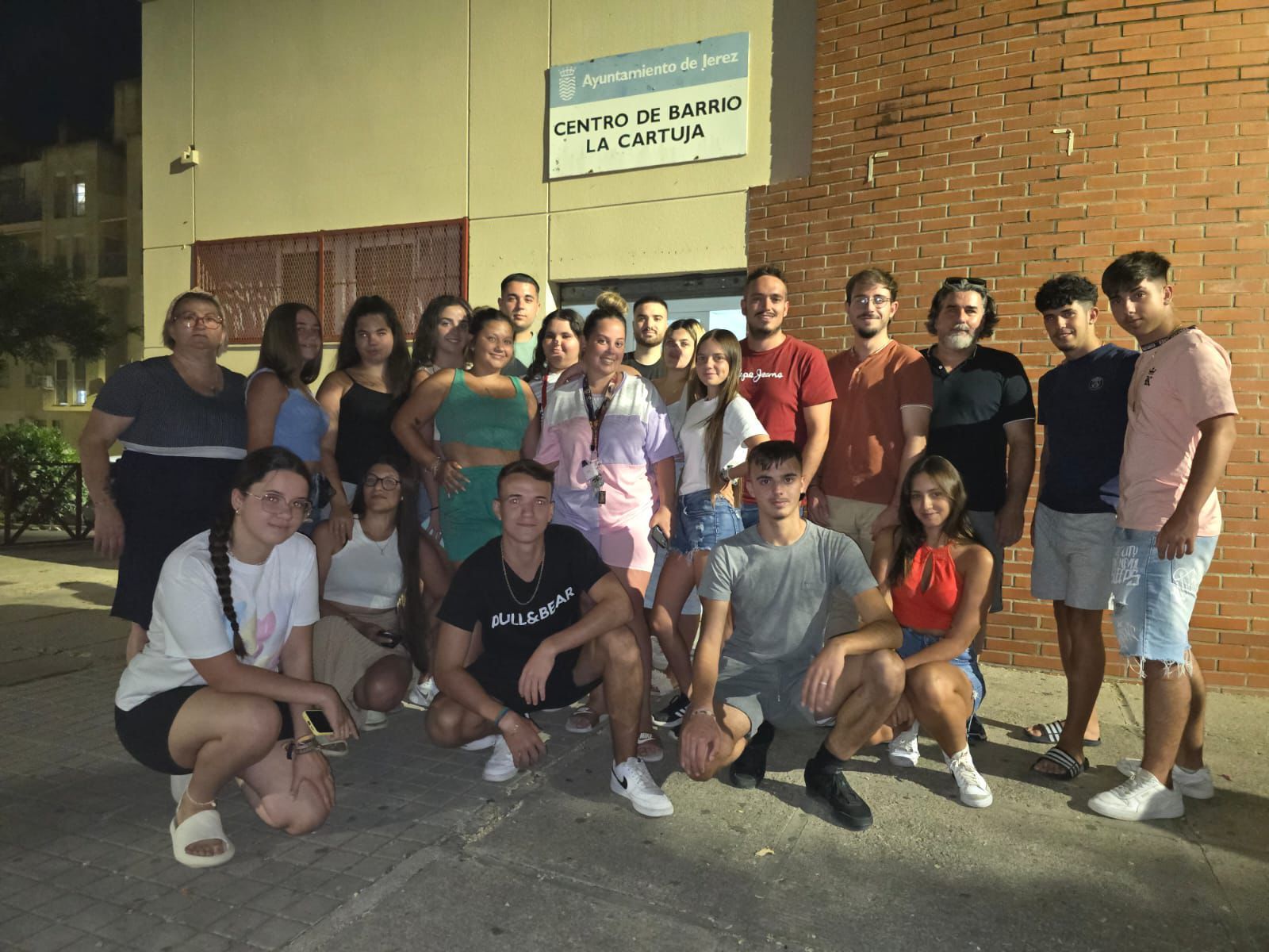 Representantes del PSOE de Jerez con miembros de la asociación juvenil Azul y Blanca.