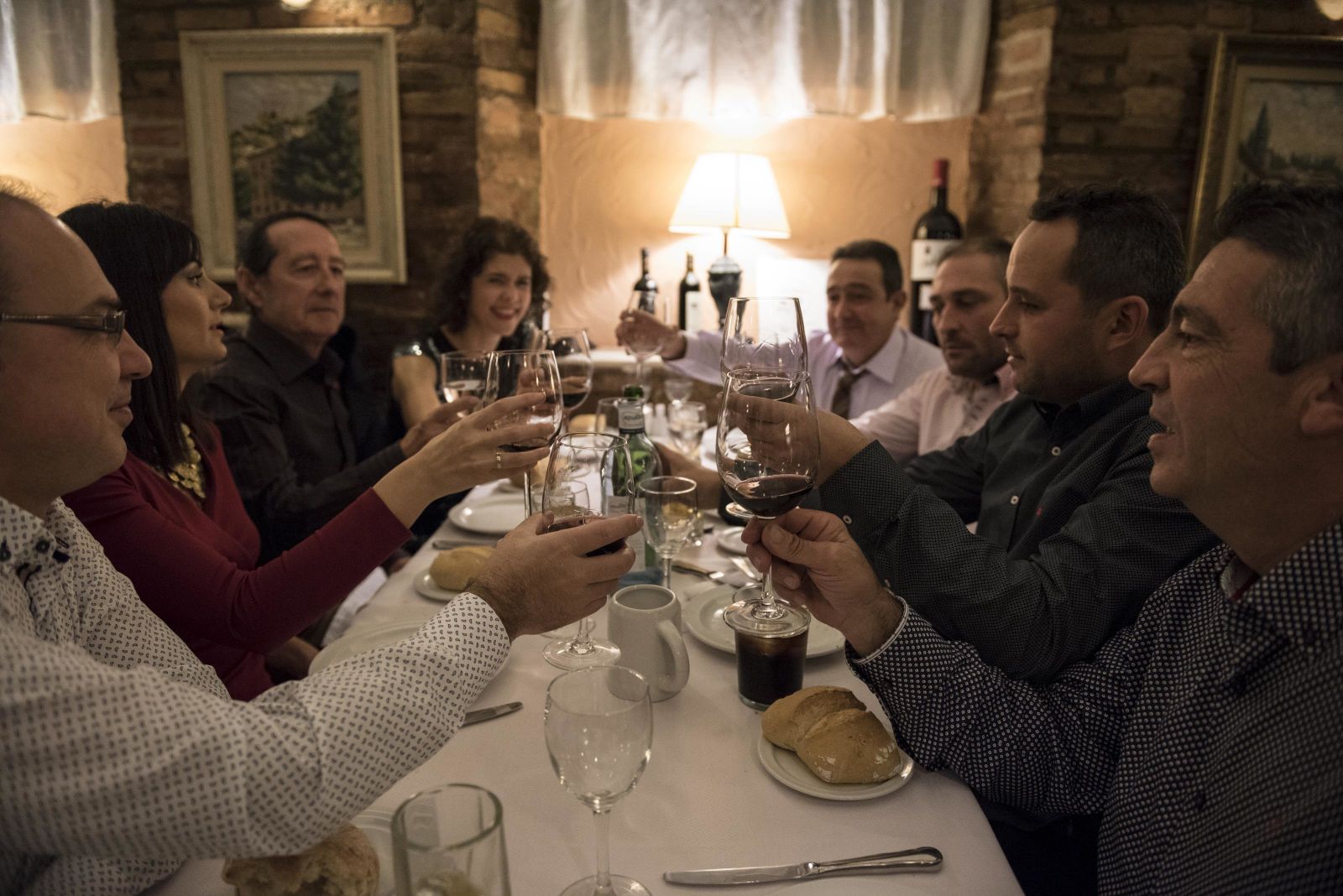 Un grupo de amigos brinda durante su cena de Navidad.