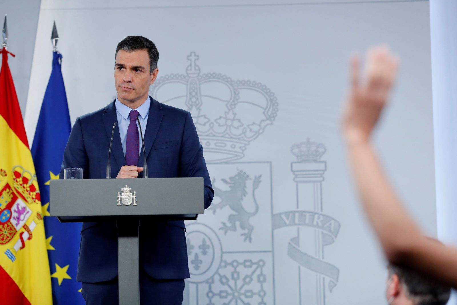 Pedro Sánchez atiende las preguntas de los periodistas en la rueda de prensa celebrada en Moncloa.