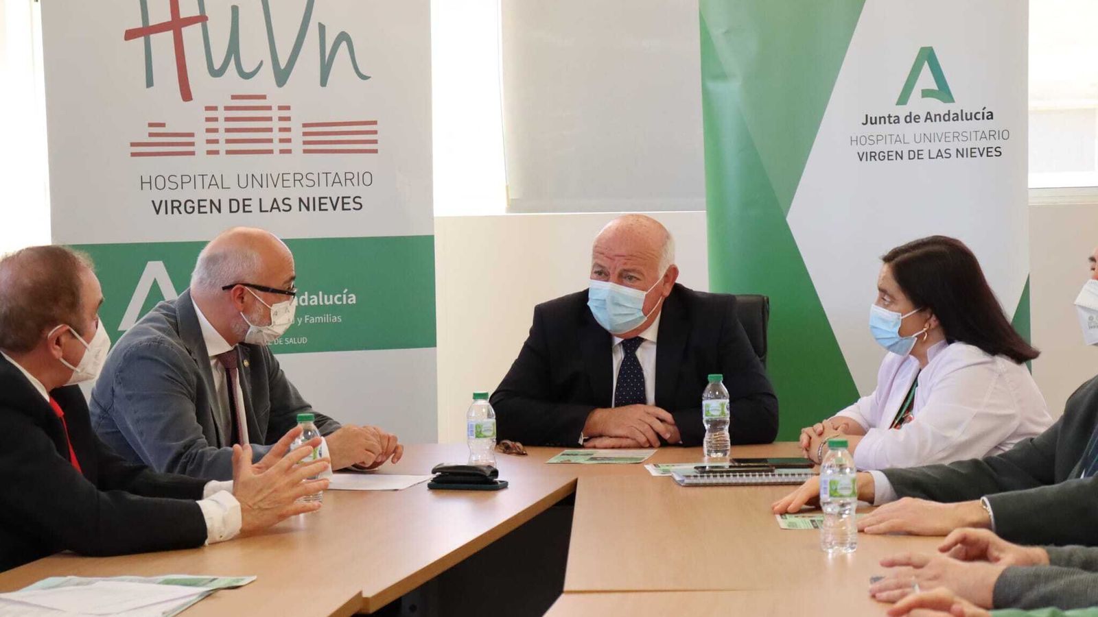 El consejero de Salud y Familias con la directora gerente del hospital