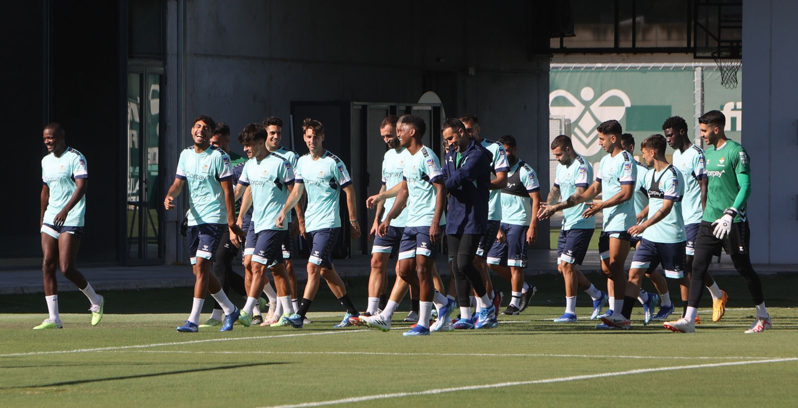 La plantilla verdiblanca, en el entrenamiento matinal de este sábado.