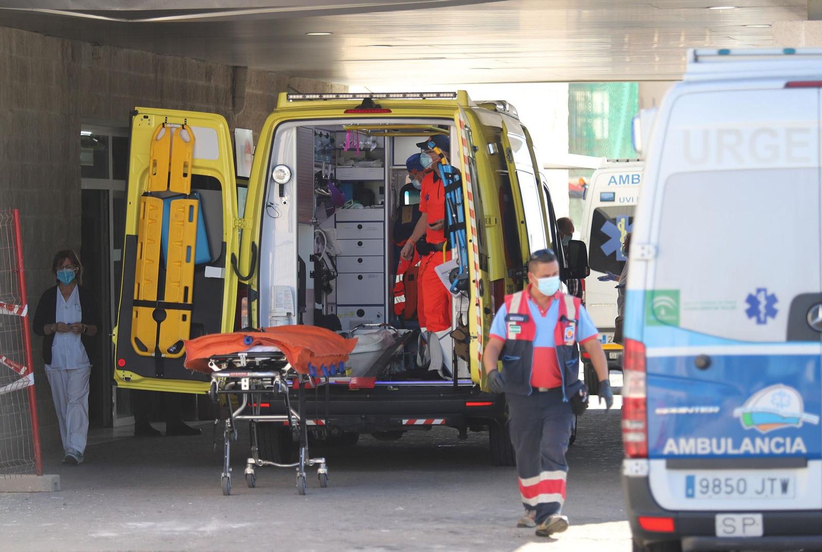 Técnicos sanitarios en el Juan Ramón Jiménez de la capital onubense.