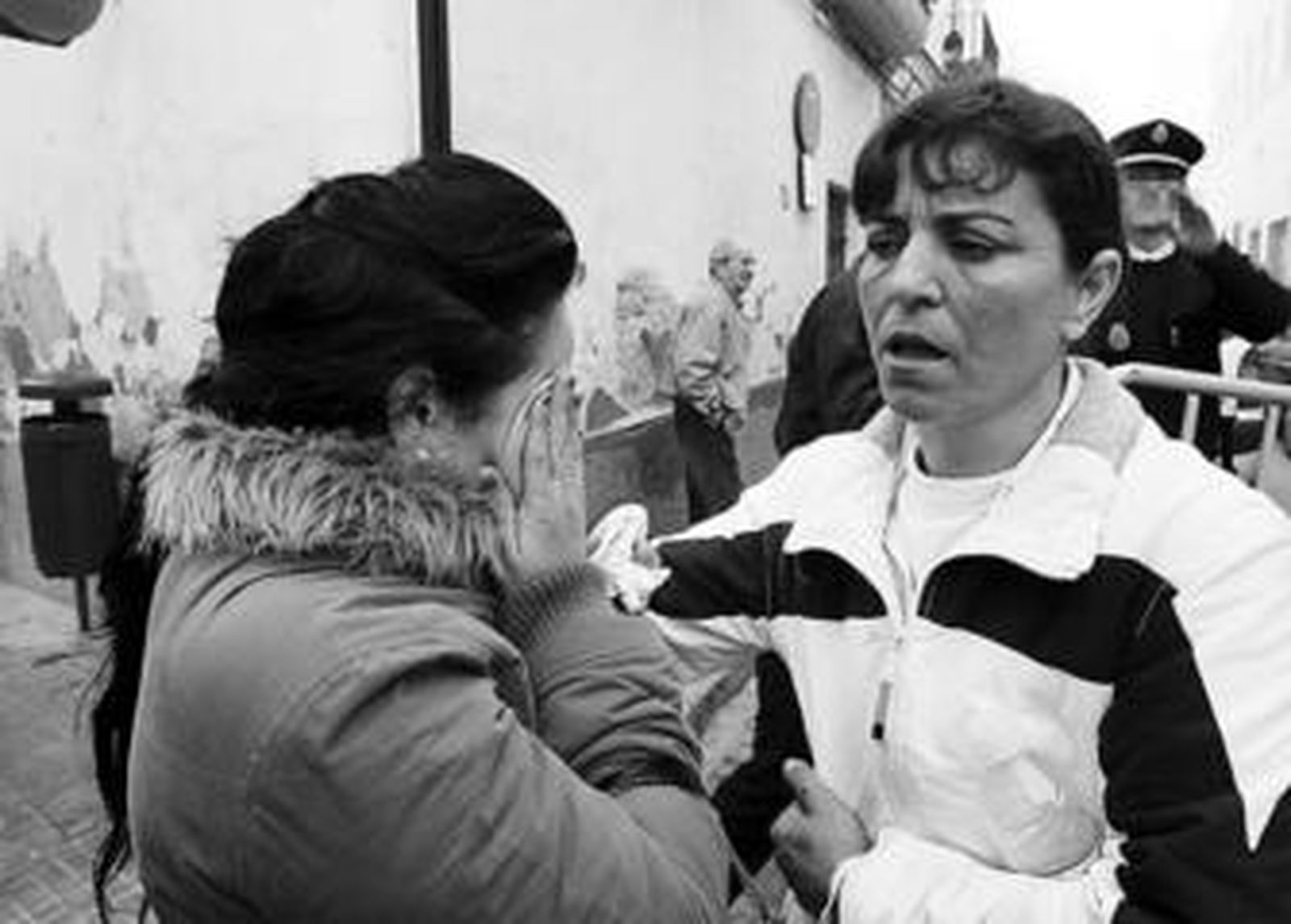 Carmen García, consolando a la hija del primer desalojado de Cruces, 32, el pasado 23 de enero.
