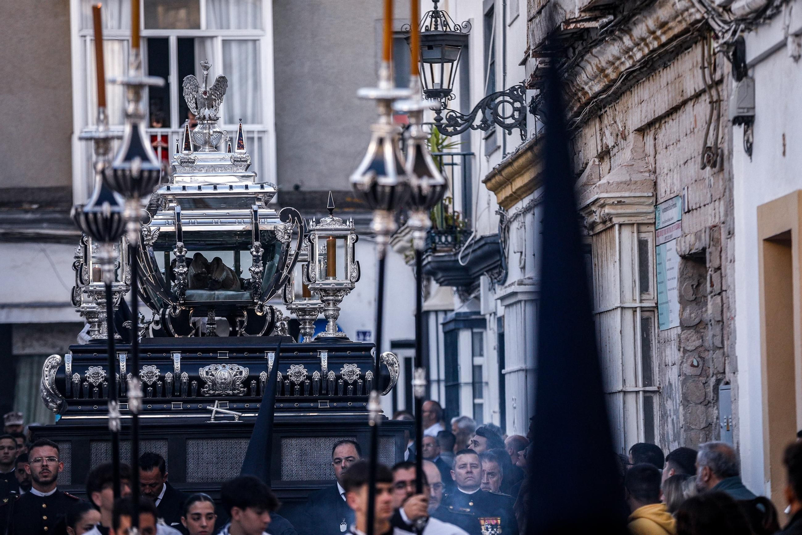 El Santo Entierro, procesionando por las calles del centro de la ciudad.