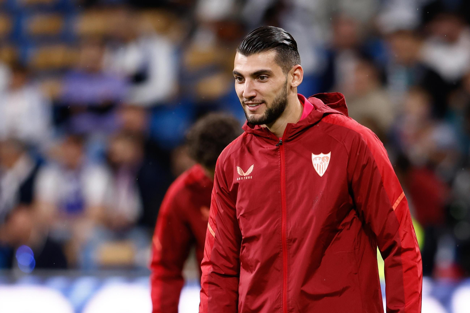 Rafa Mir, en el calentamiento previo a un partido esta temporada.