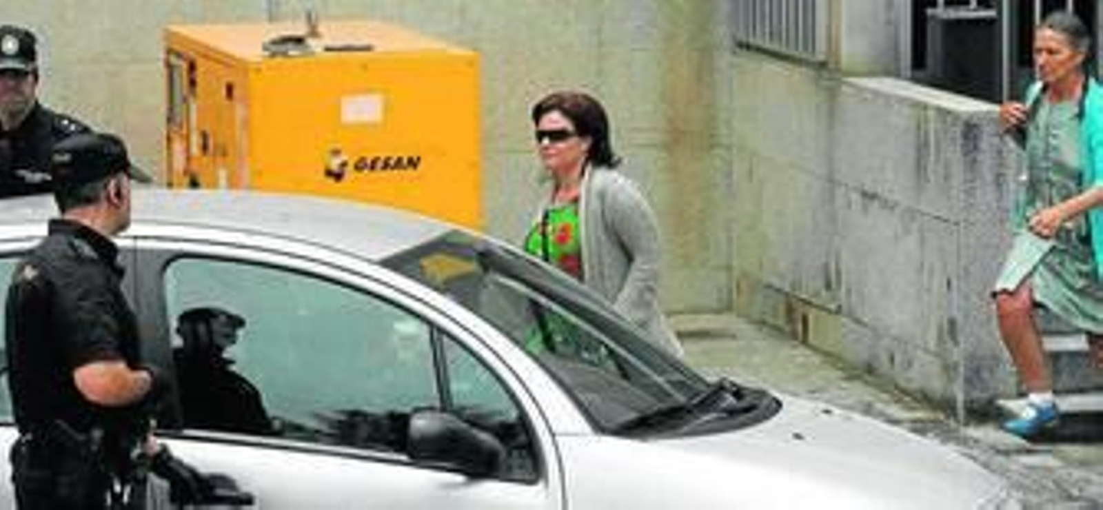 Ruth Ortiz sale por la puerta trasera de la sede judicial.