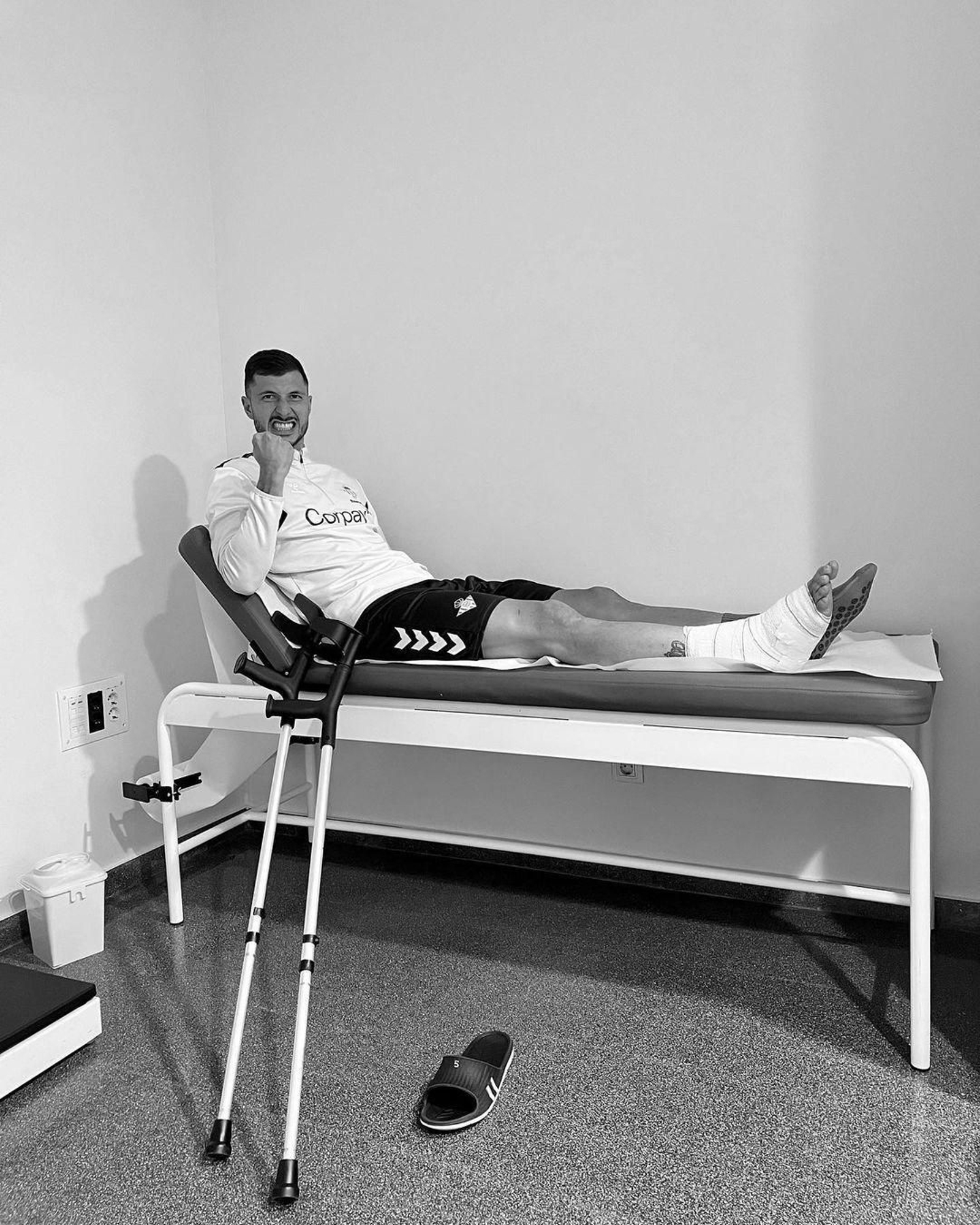 Guido Rodríguez, con el tobillo escayolado por sufrir una lesión en el peroné.