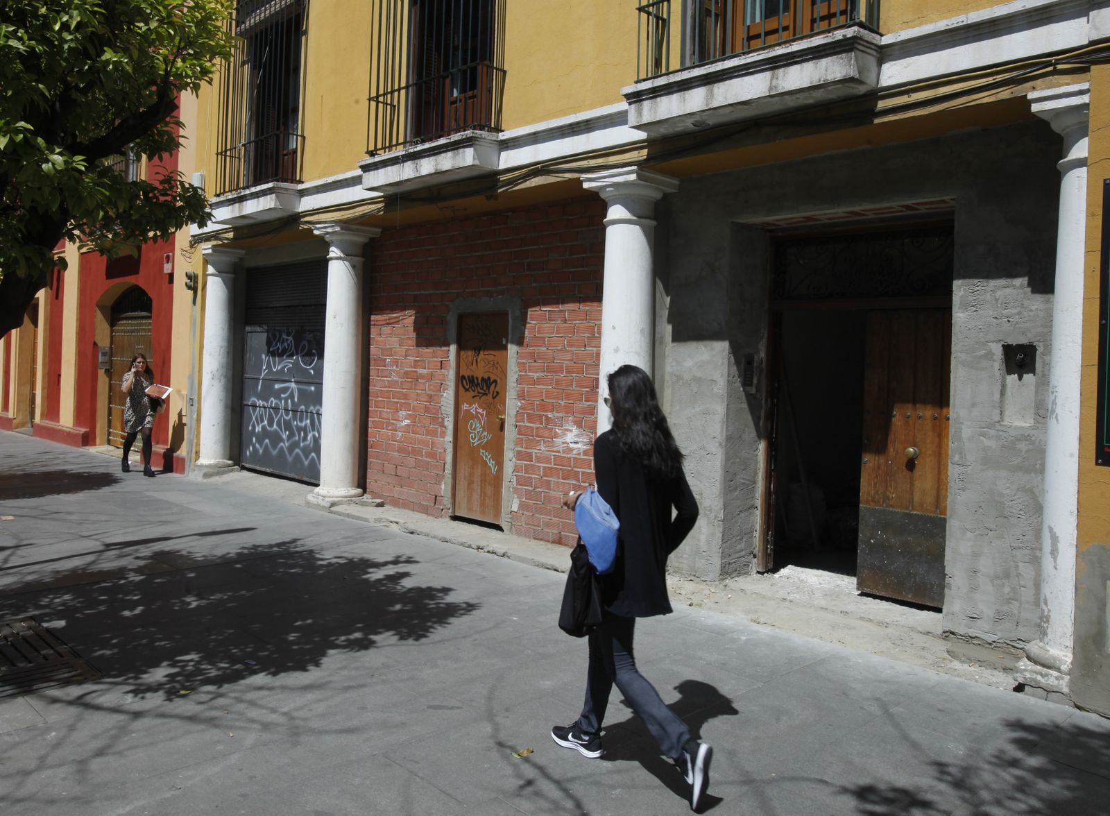 Antigua ubicación de la librería El Giraldillo, cuya entrada está sellada con cemento y ladrillos.