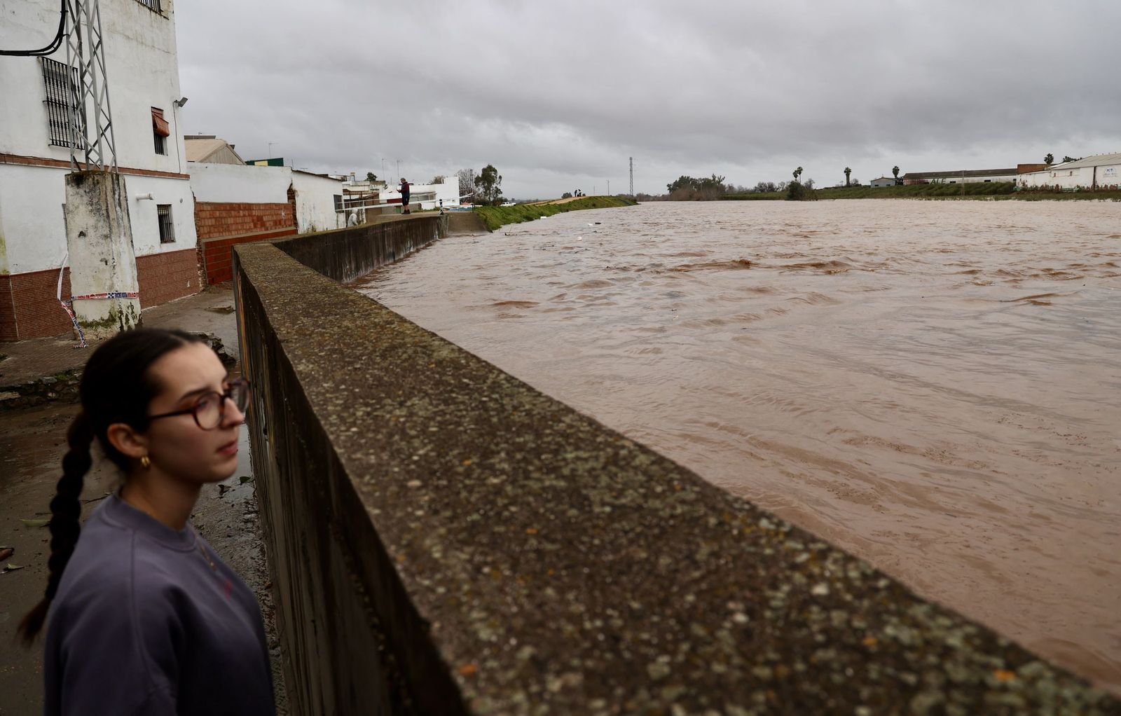 Lora del Río, ante la crecida del Guadalquivir: así lo contiene el muro de defensa