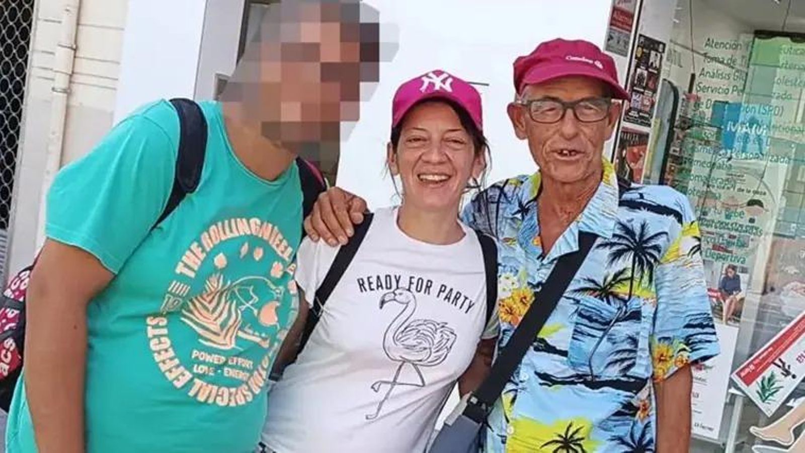 Dinamita Montilla, a la derecha, abrazando a Ester Estepa pocos días antes de acabar con su vida.