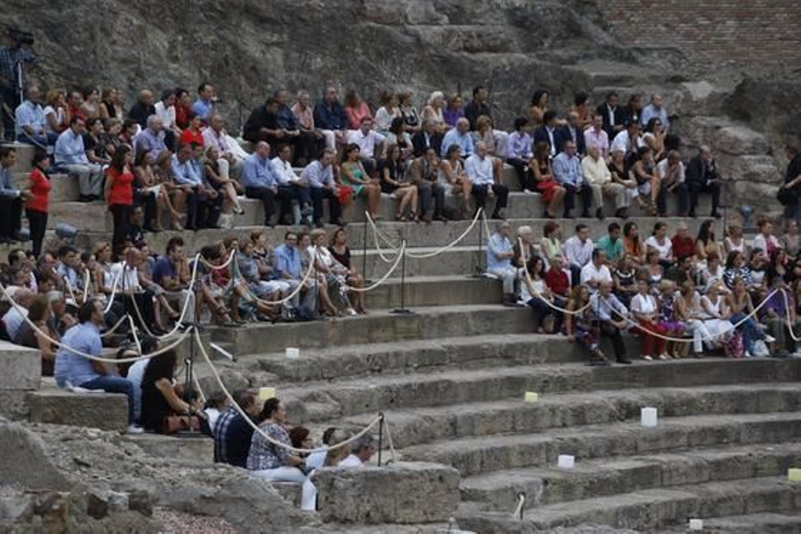 Las gradas del coliseo estrenaron aforo ante unos 400 invitados a un acto simbólico como la guitarra de Daniel Casares y el predicado de Carlos Álvarez como reclamo

Foto: Sergio Camacho