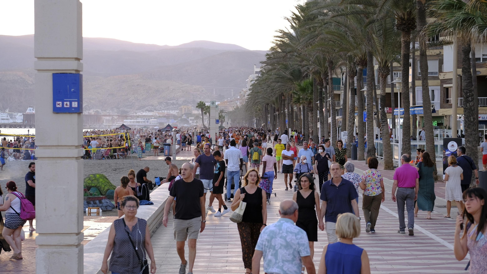 Imágenes de las hogueras de la Noche de San Juan en Almería capital