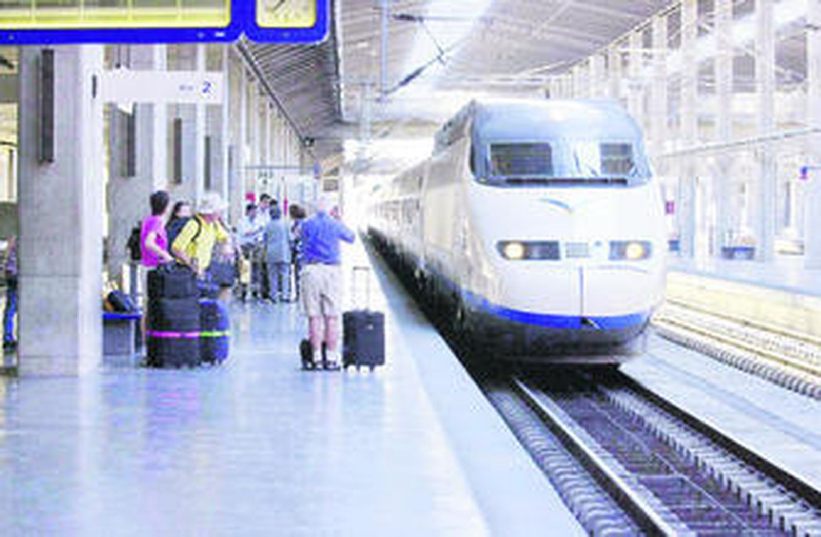 Viajeros esperan a embarcar en el AVE en la estación de la capital cordobesa.