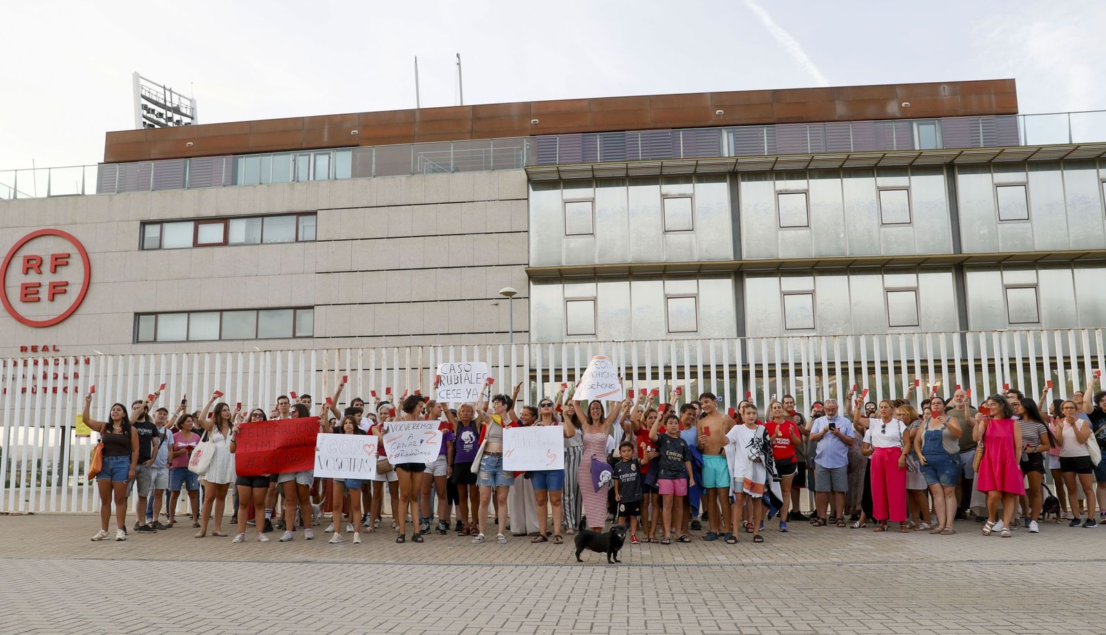 Imagen de la protesta feminista realizada en la tarde del viernes a las puertas de la RFEF