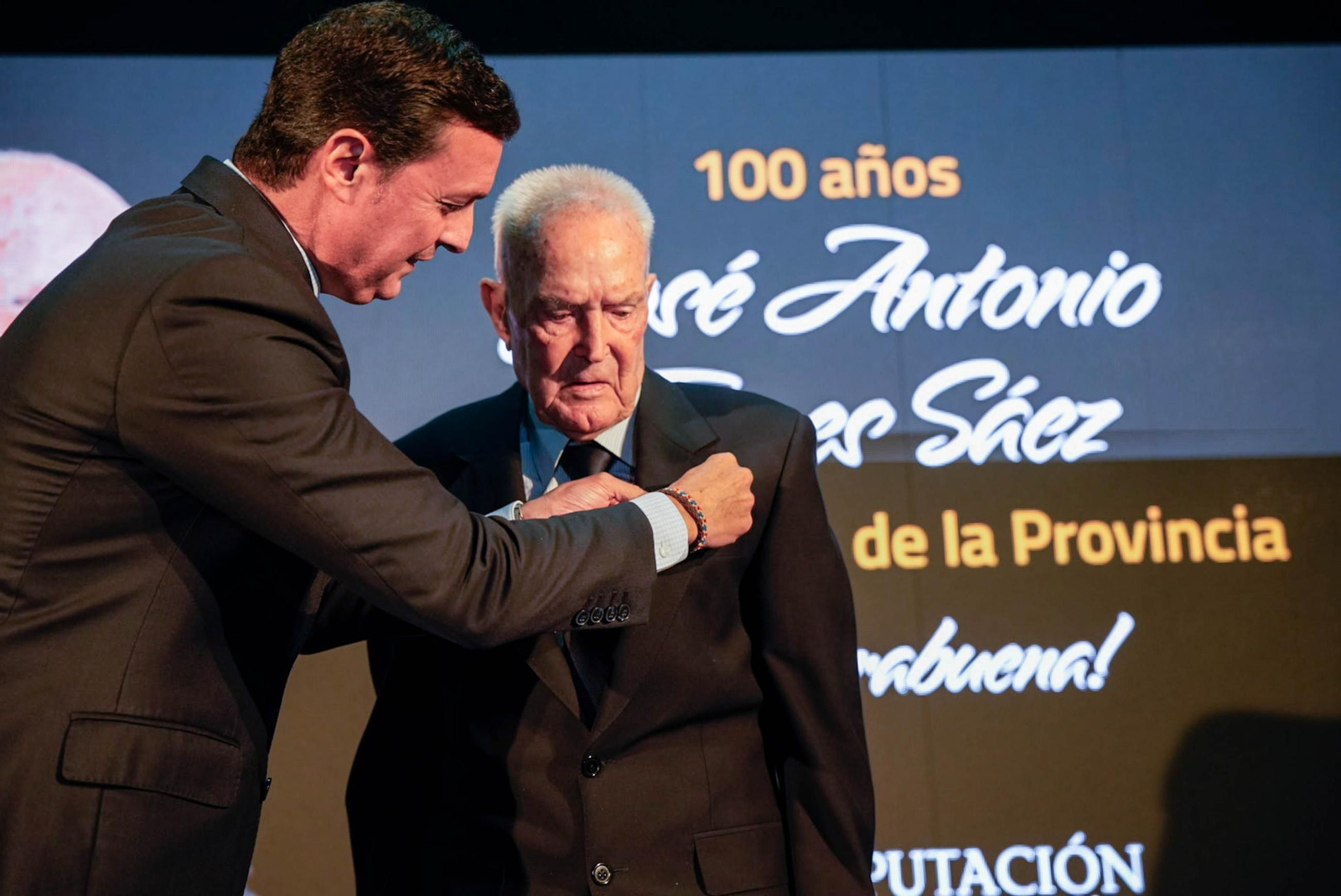 Javier Aureliano García le impone el Escudo de Oro de la Provincia de Almería al centenario alcalde de Chercos.