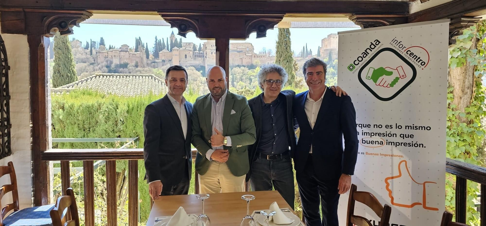 Foto de familia tras el acuerdo de fusión.