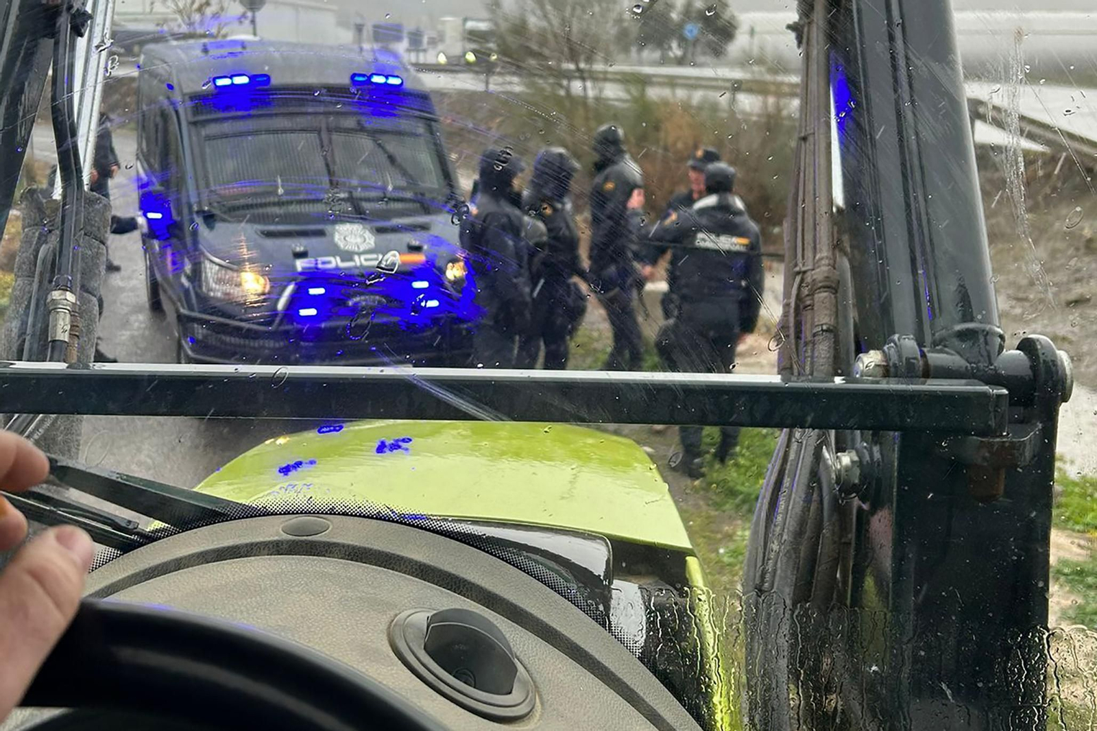 Furgoneta antidisturbios de la Policía Nacional bloqueando el paso de tractores.