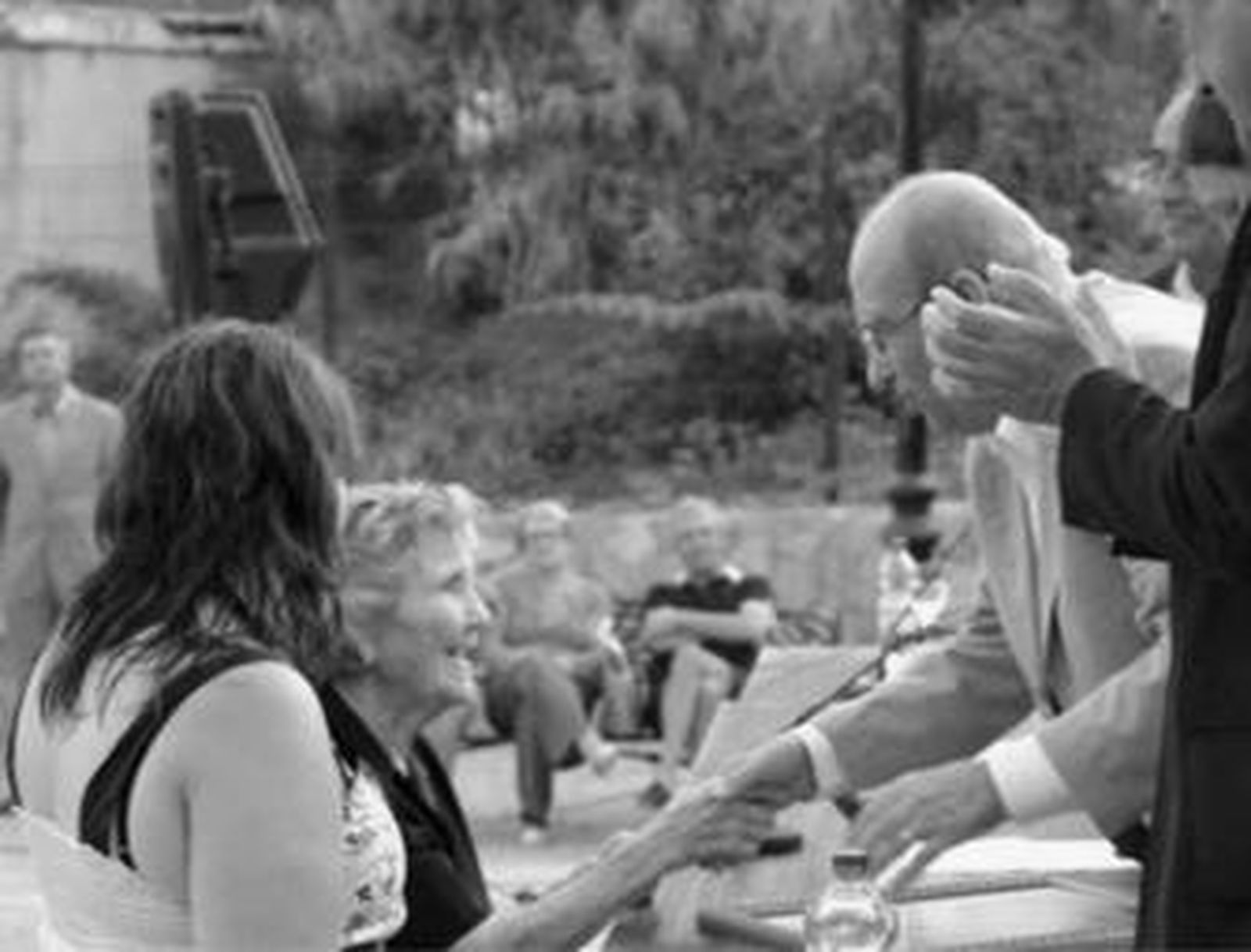 El alcalde de San Roque felicita a Natalia Pomares en el acto celebrado en Torreguadiaro.