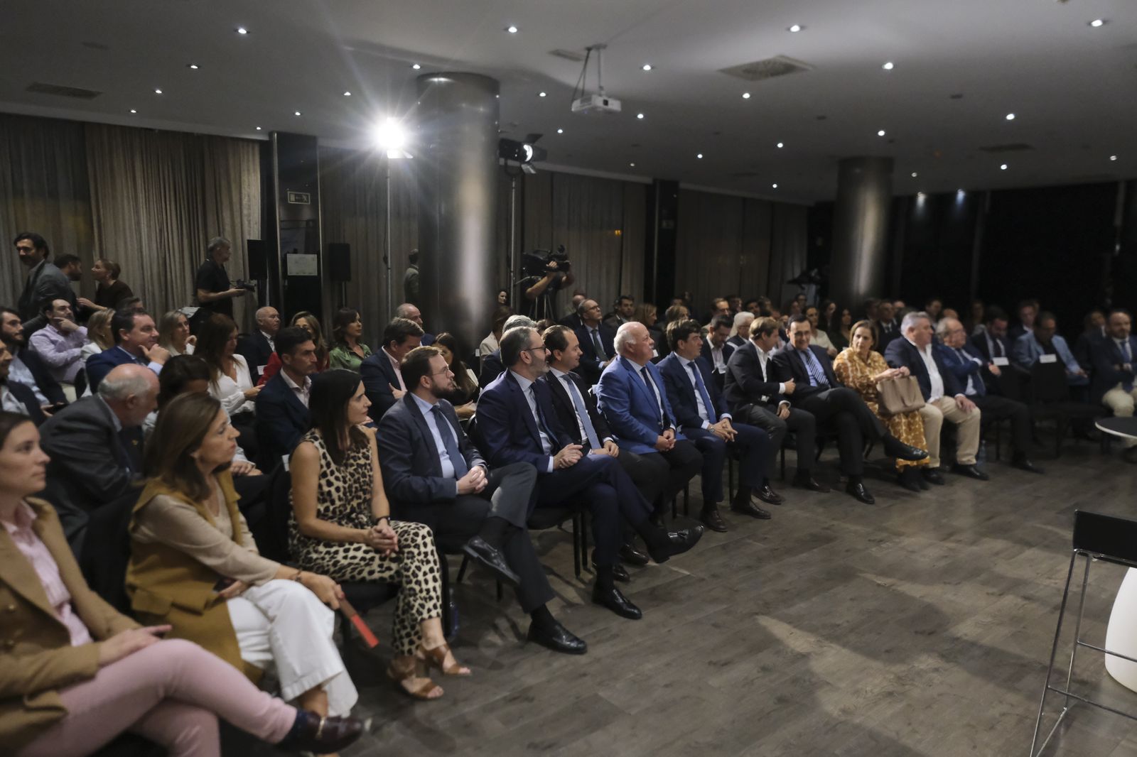 El foro Economía y Sociedad de Asfaco con Antonio Repullo, en imágenes