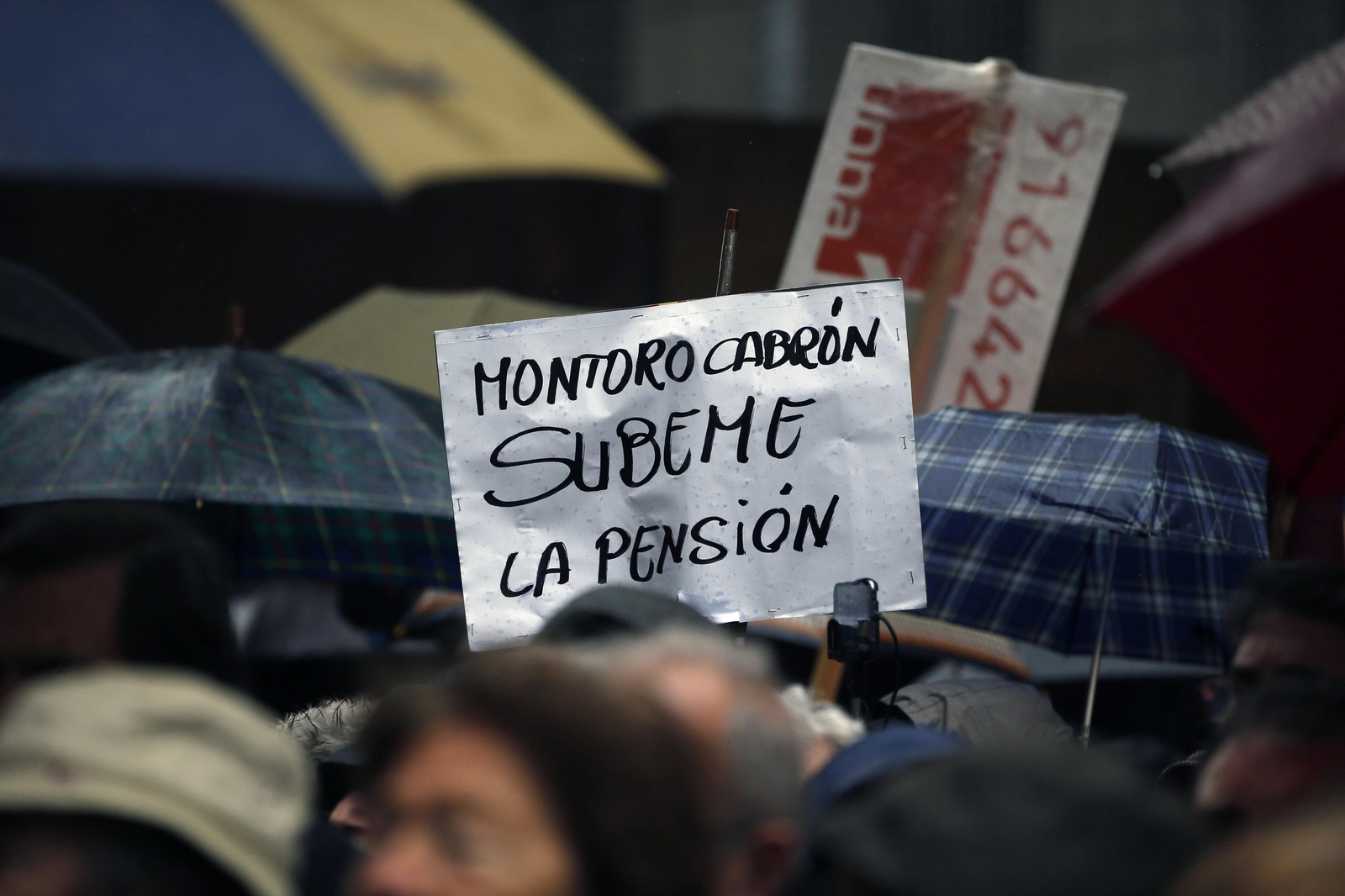Cientos de pensionistas protestan por la congelación de pensiones en Madrid.