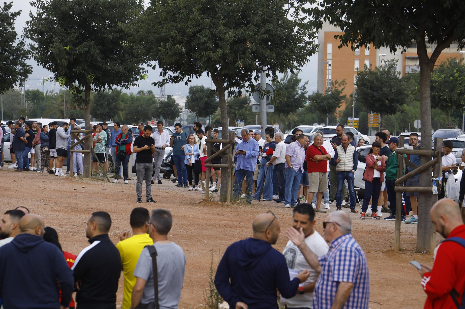 Las mejores fotos de las colas de El Arcángel para conseguir las entradas del Córdoba CF - Barcelona Atlétic Las mejores fotos de las colas de El Arcángel para conseguir las entradas del Córdoba CF - Barcelona Atlétic