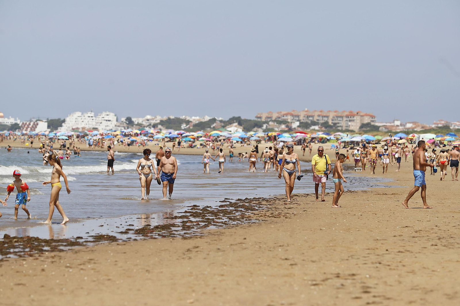Las imágenes de la jornada de domingo en las playas de Huelva