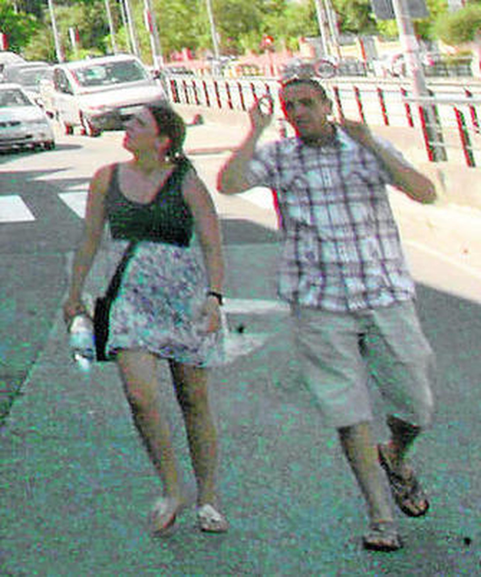 Los padres del niño, a su llegada a su casa el lunes.