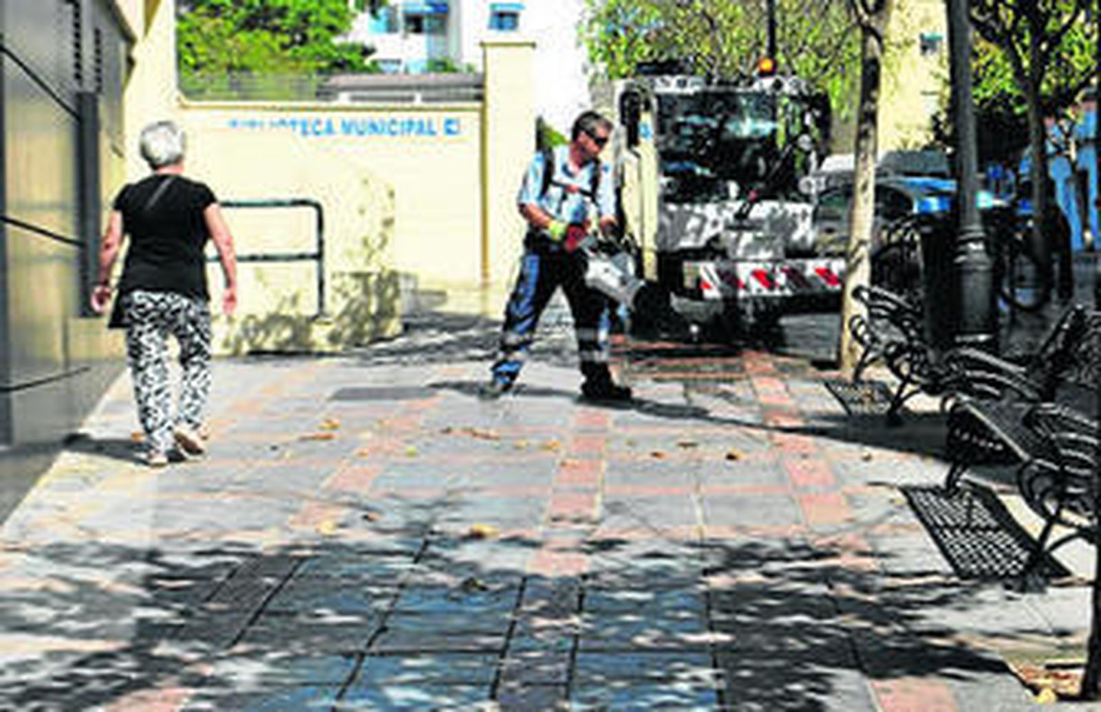 Limpieza de una calle en Fuengirola.