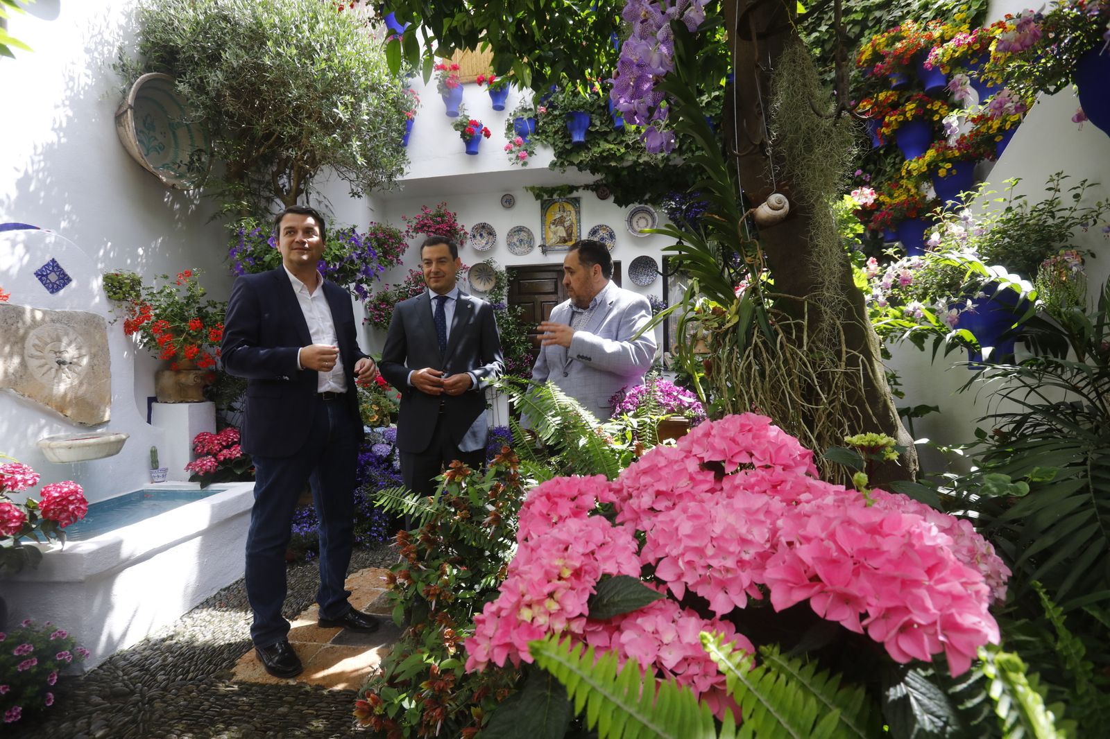 La visita de Juanma Moreno a los Patios de Córdoba, en imágenes.