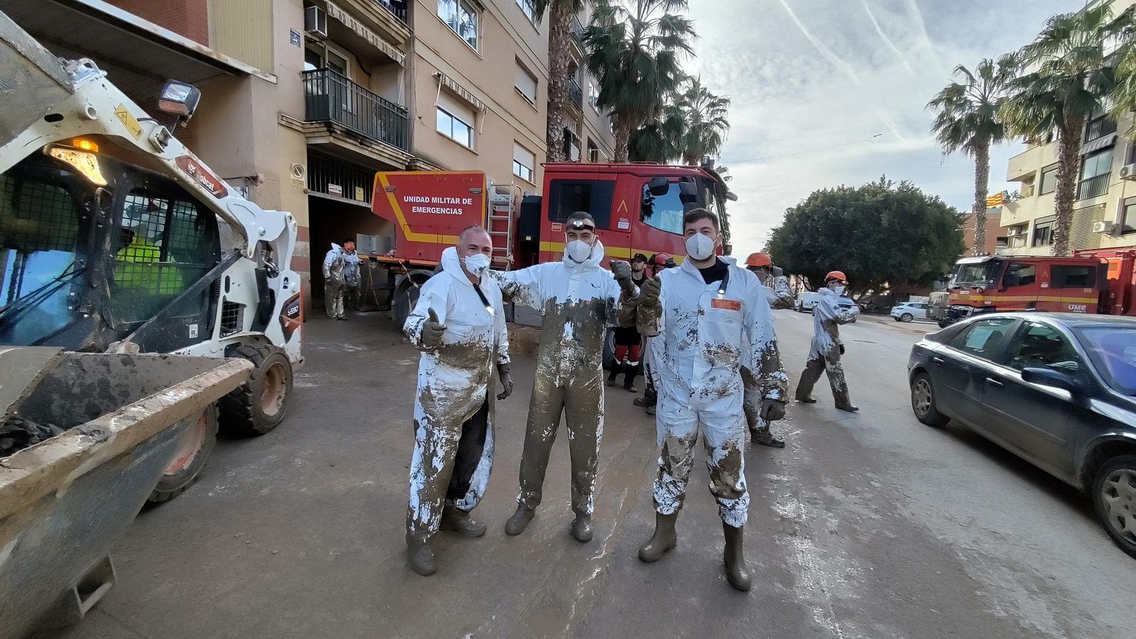 Agentes de la Policía Local de Granada limpiando sótanos junto a la UME dos meses después de la tragedia
