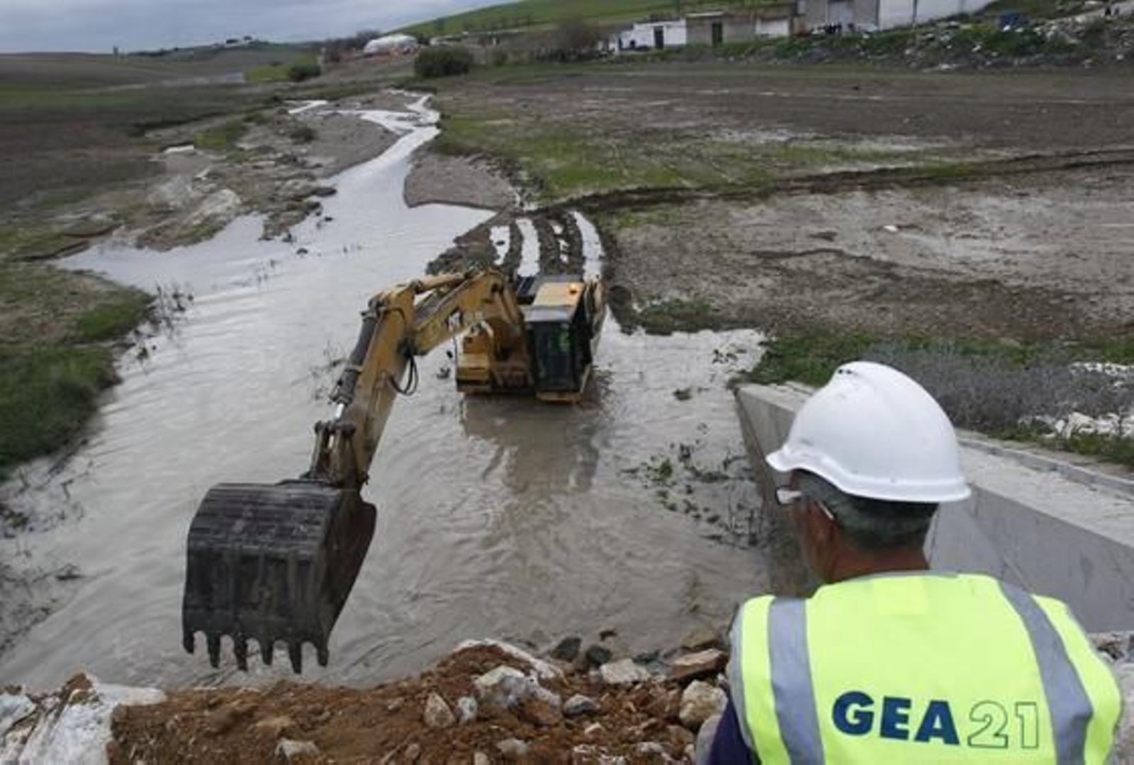 Los trabajadores construyen un muro de contención en el arroyo Argamasilla para prevenir un nuevo desbordamiento con las fuertes lluvias. 

Foto: Antonio Pizarro
