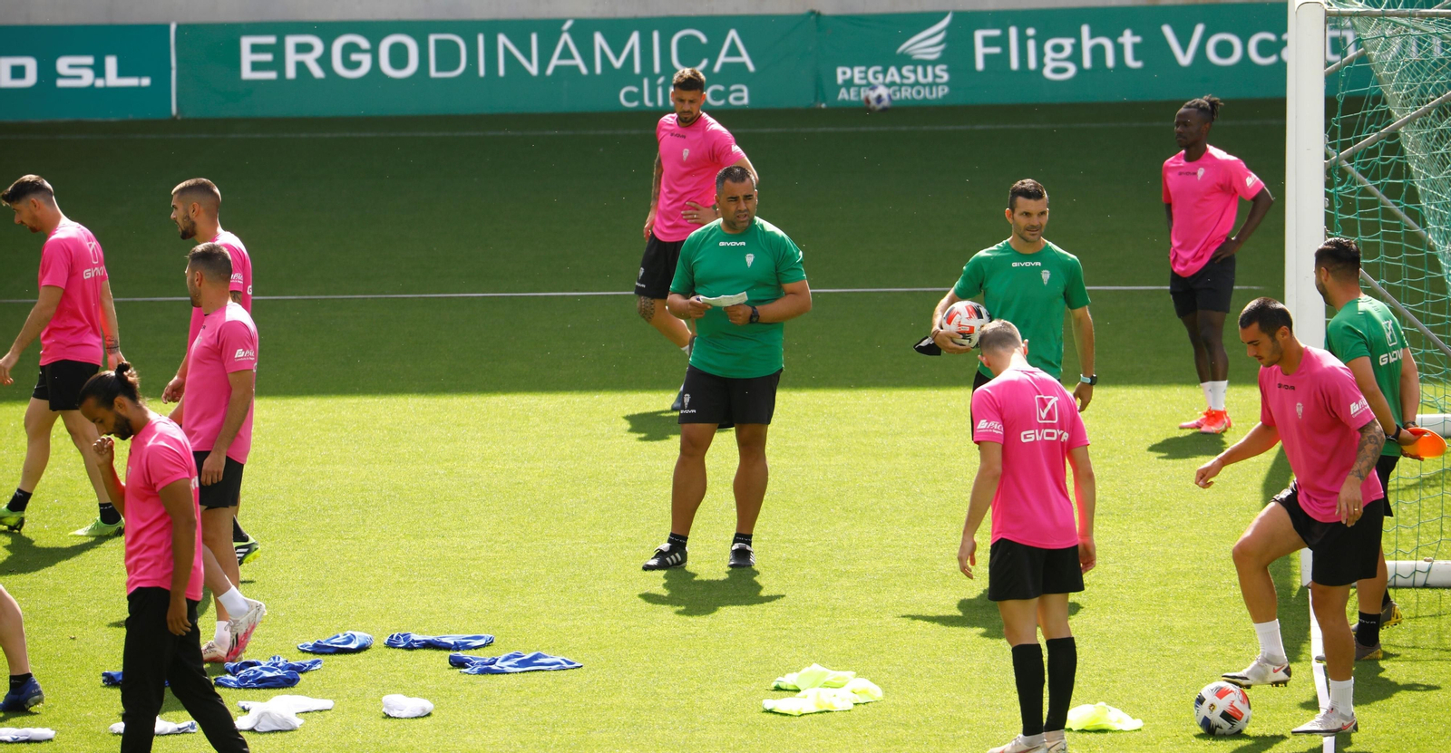 Germán Crespo, rodeado de sus jugadores, en un entrenamiento del Córdoba CF.