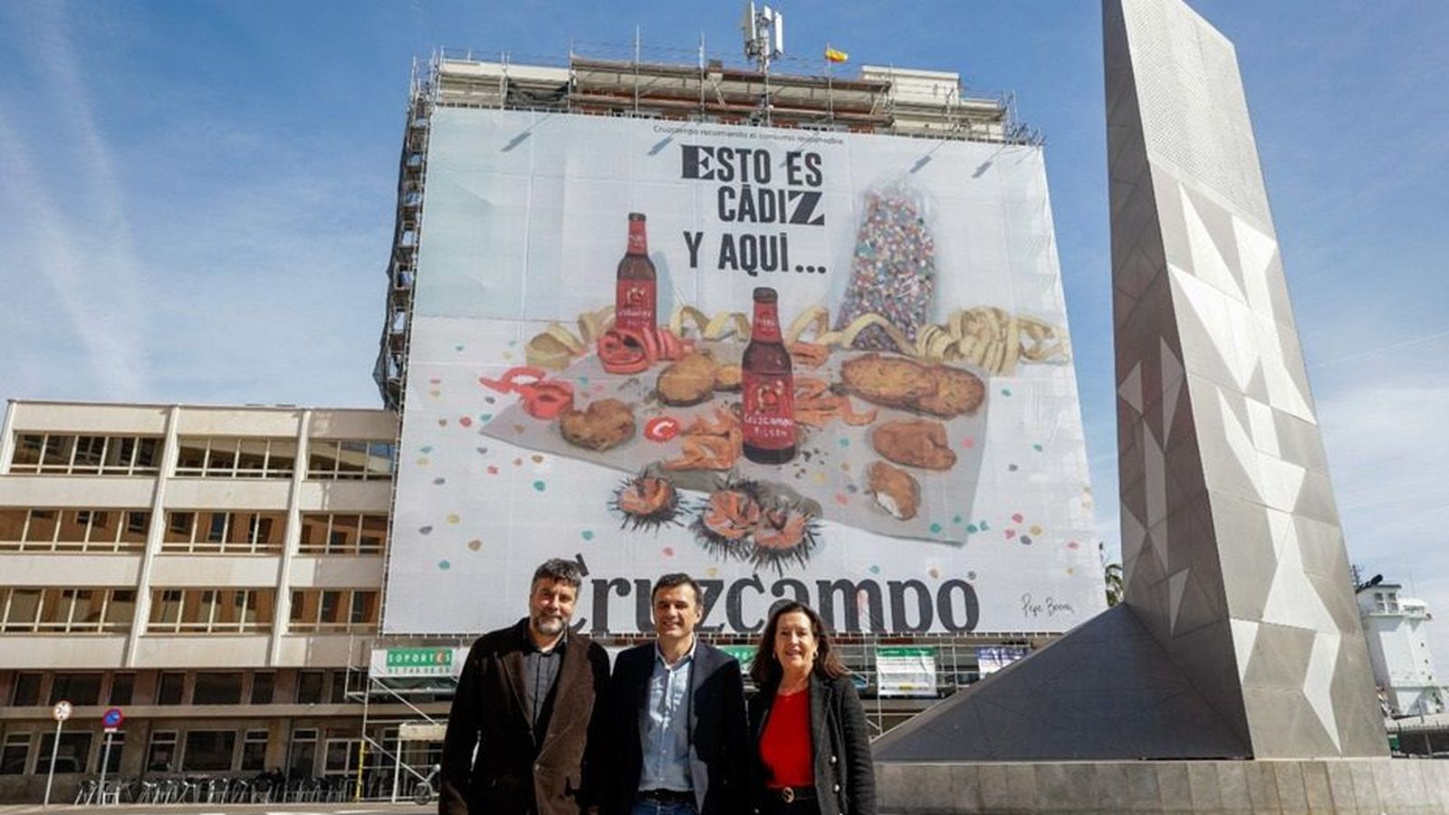 El alcalde de Cádiz, una directiva de Heineken y Pepe Baena presentando la campaña de Cruzcampo diseñada por el pintor