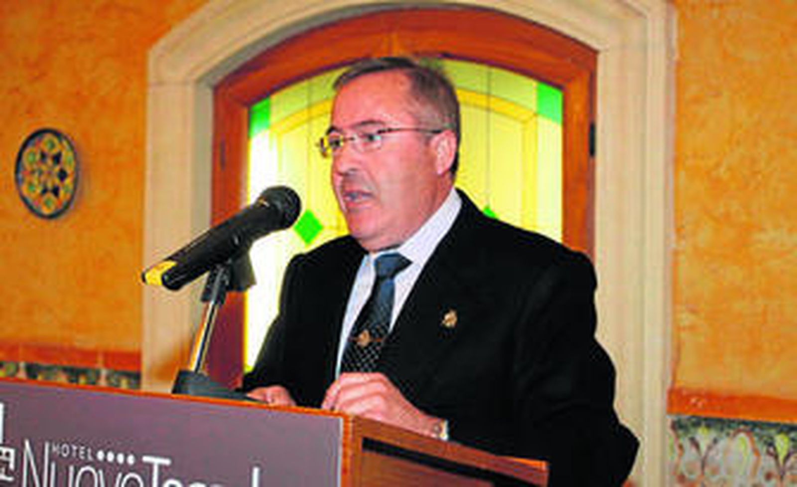 Juan Francisco Soler, autor del libro, durante el acto de presentación de sus memorias cofrades.