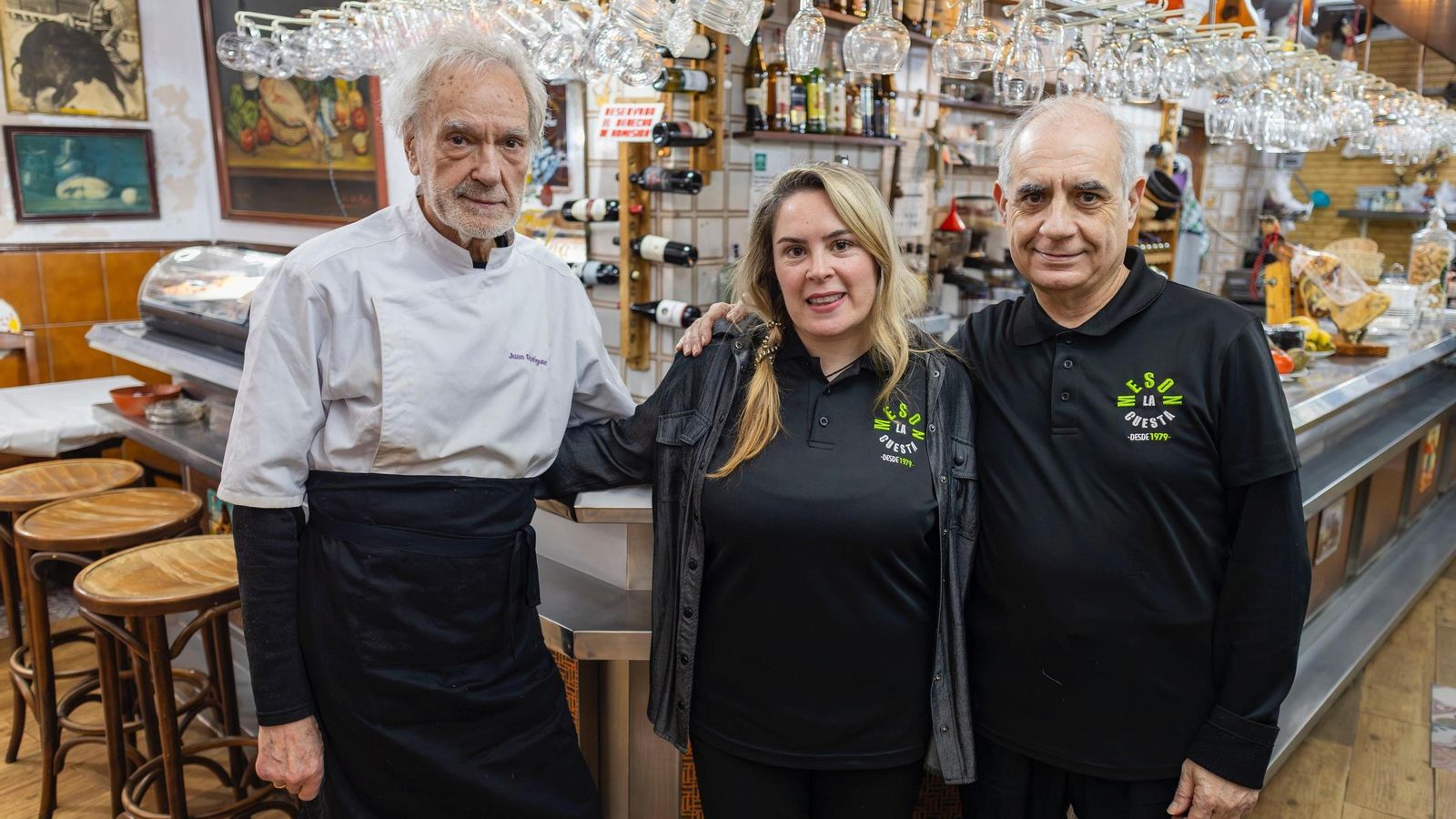 Juan junto a su hija María, repostera y jefa de sala, y Julio Dalmau, camarero.