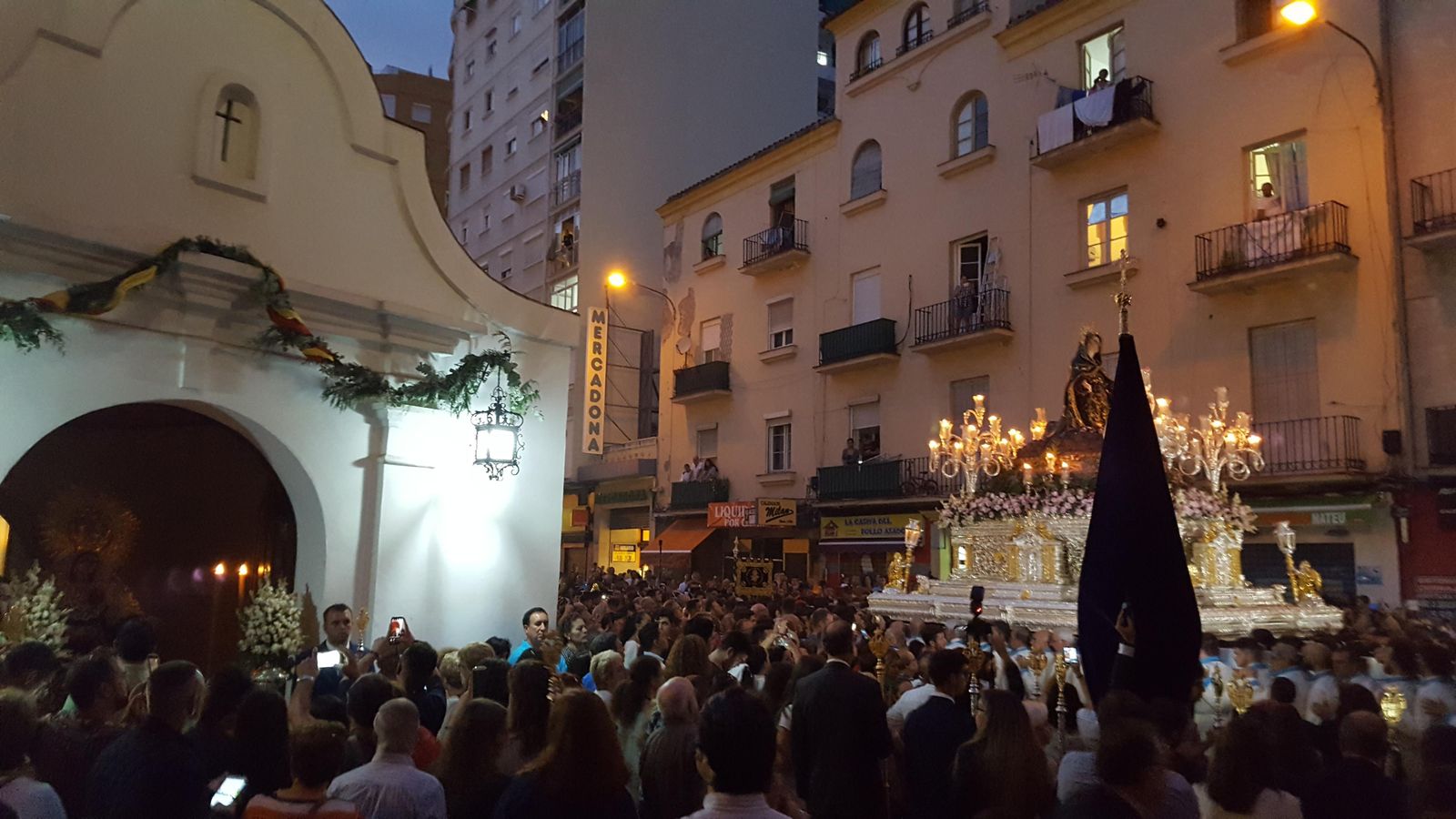 Salida de Soledad de San Pablo desde su casa hermandad en la calle Trinidad.