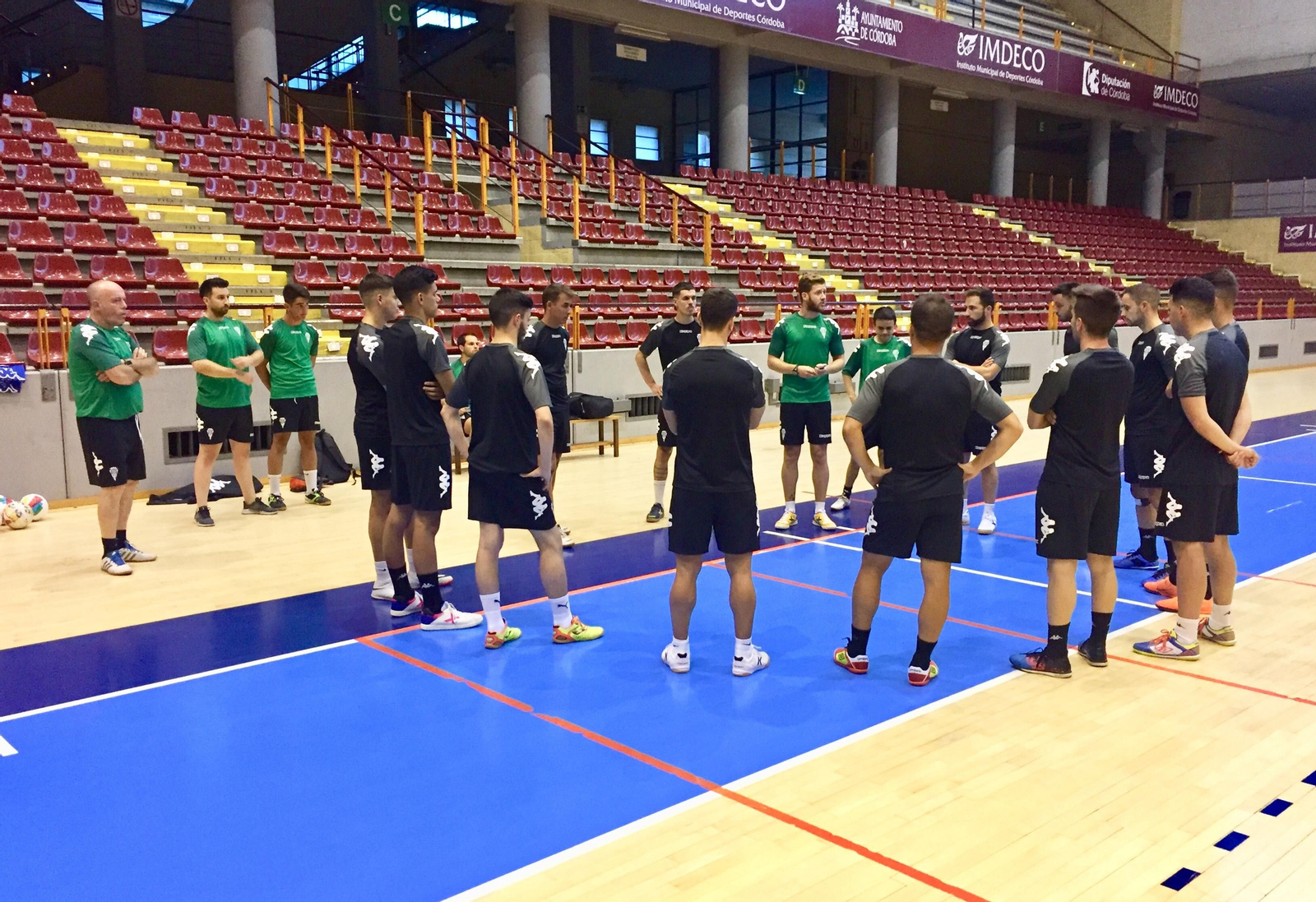 Los jugadores del Córdoba Futsal, en un entrenamiento en Vista Alegre.