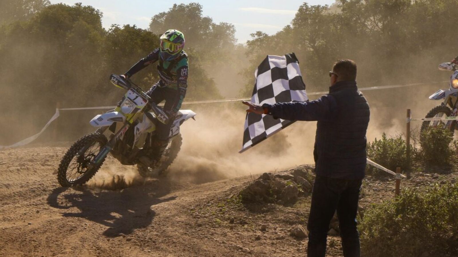 Banderazo de llegada para el ganador Sergio Navarro.