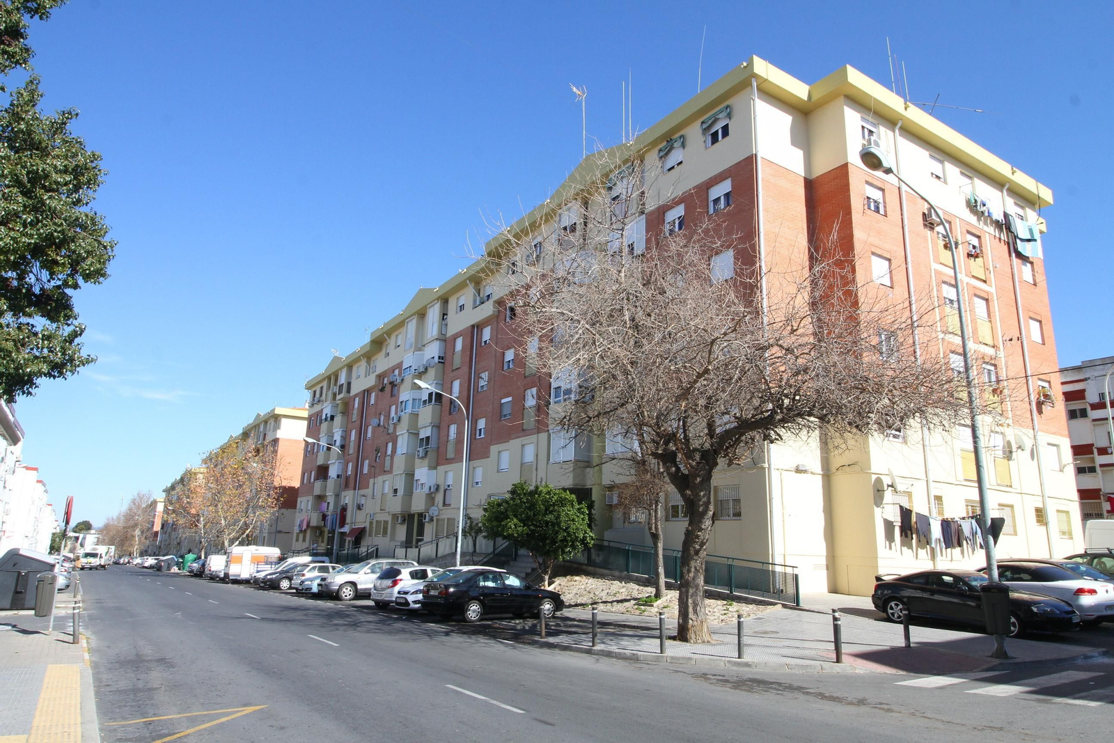Vista general de la calle Gonzalo de Berceo de Huelva, conocida como Los Pitufos. Vista general de la calle Gonzalo de Berceo de Huelva, conocida como Los Pitufos.