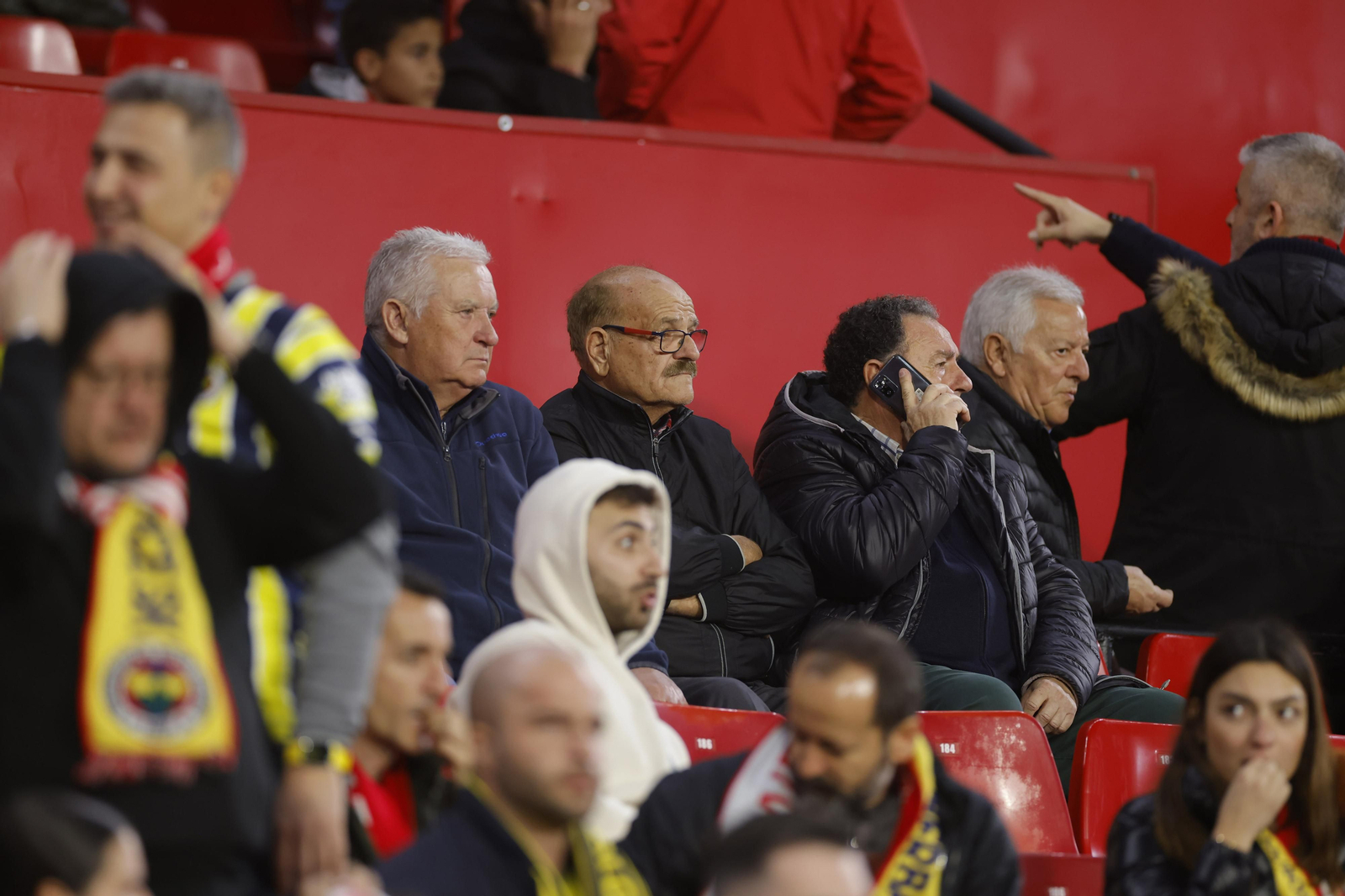 Búscate en las fotos del Sevilla-Fenerbahçe,