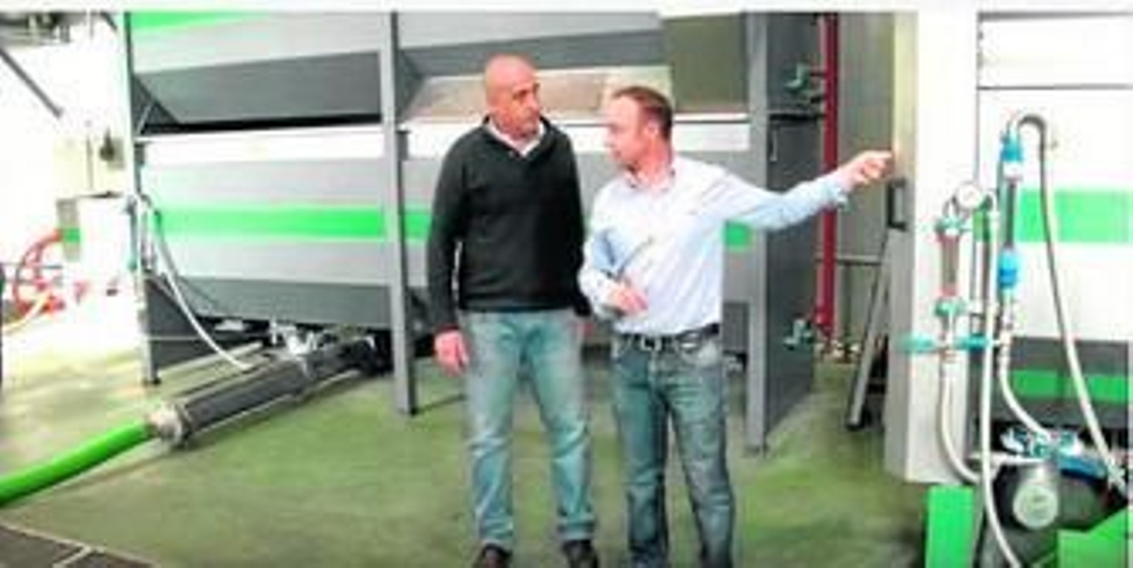 El alcalde y el gerente de la cooperativa, en las instalaciones de la almazara.