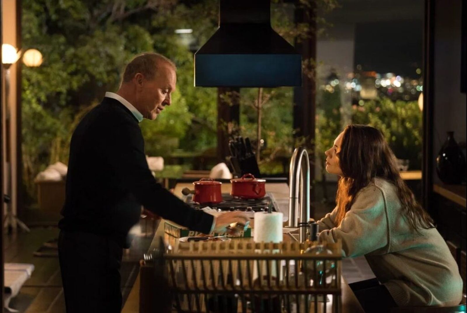 Michael Keaton y Mila Kunis en una imagen del filme.