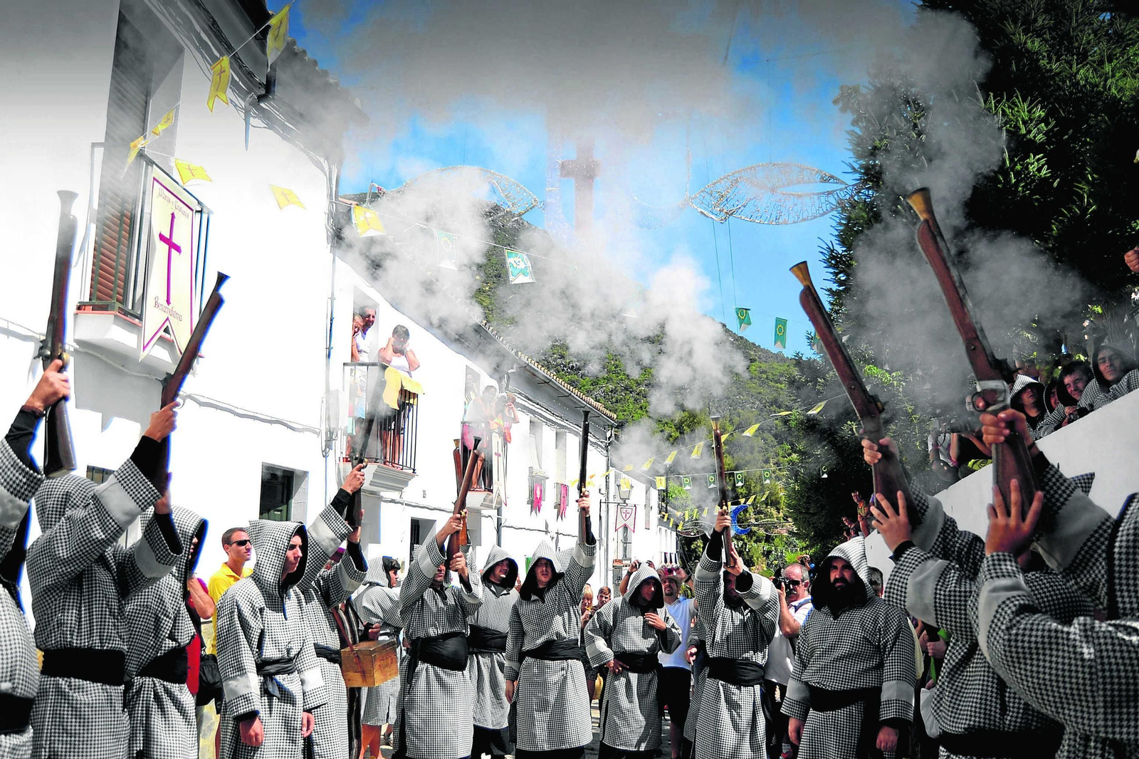 Imagen de archivo de la tradicional lucha entre Moros y Cristianos en Benamahoma
