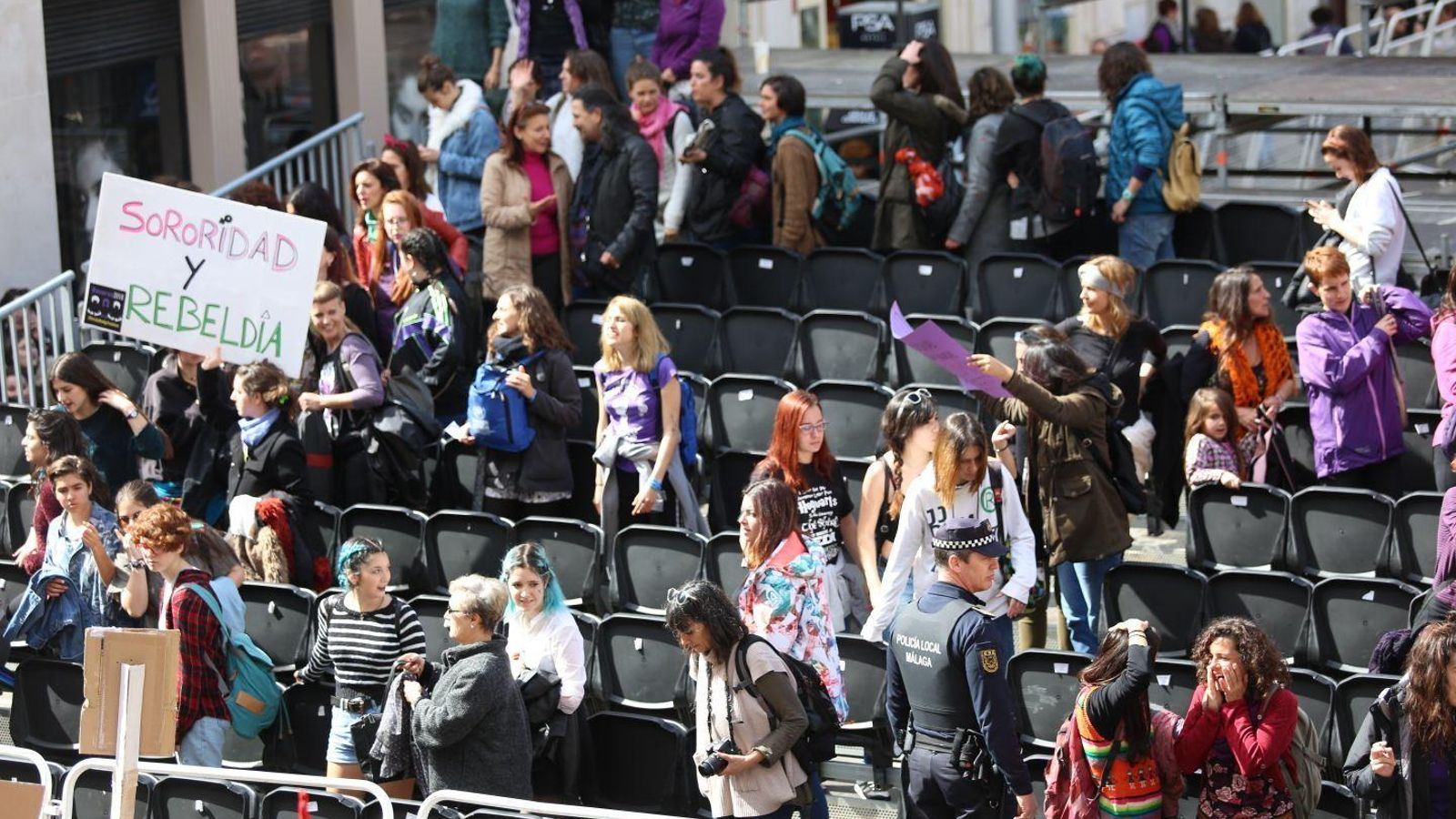Mujeres toman la tribuna de la Plaza de la Constitución durante la concentración.