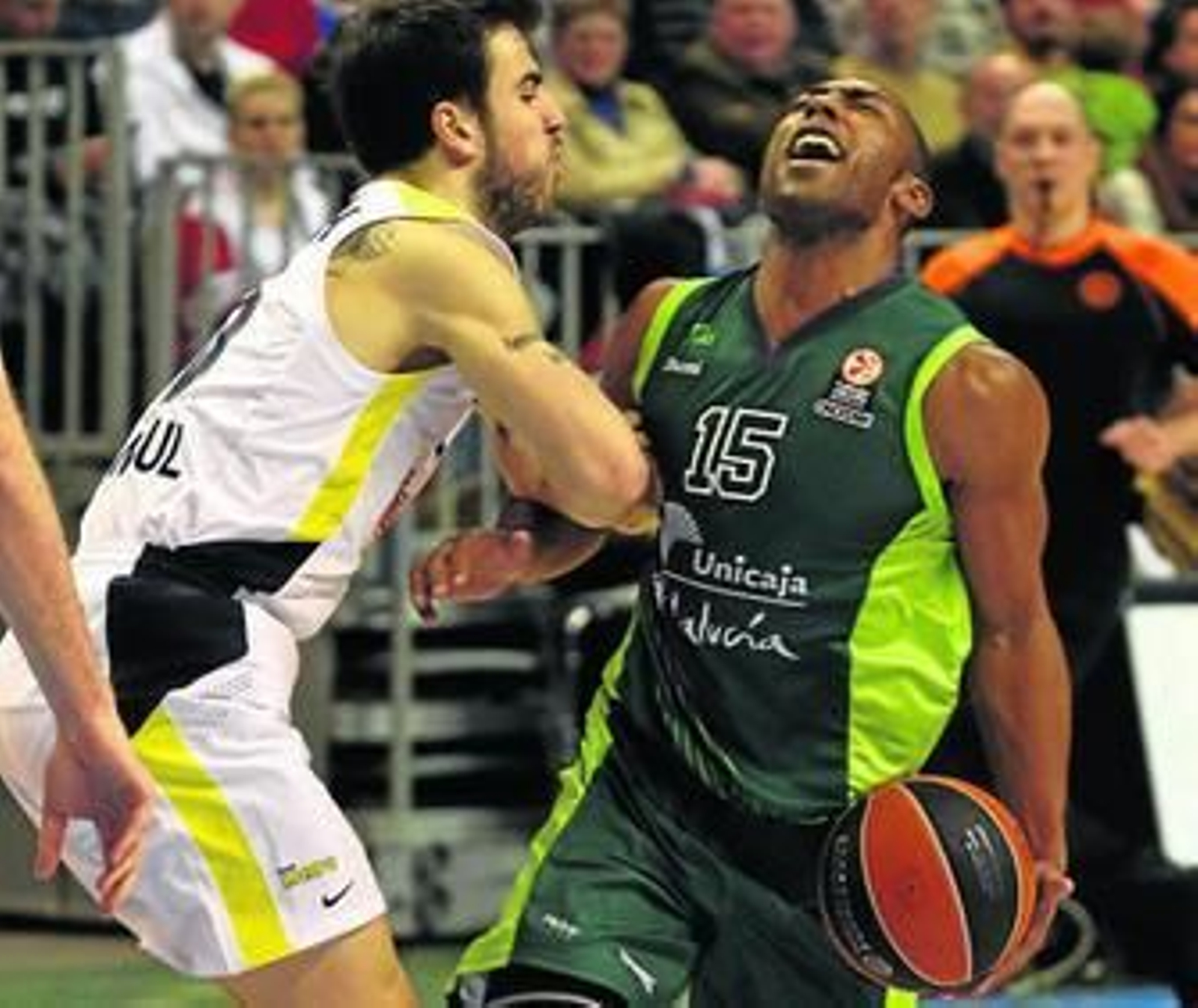 Jayson Granger, defendido por el jugador del Fenerbahce Mahmutouglou.